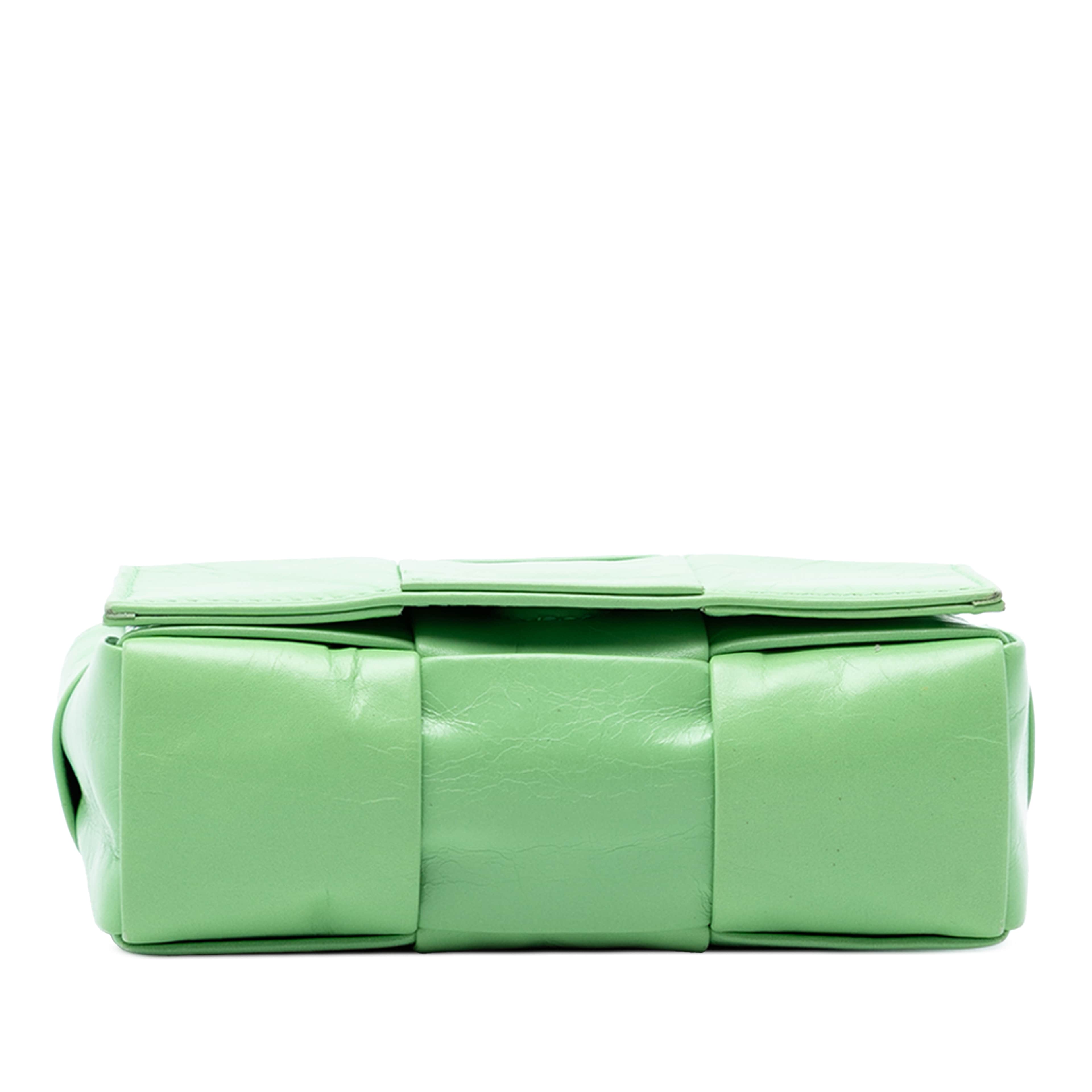 Bottega Veneta Candy Nappa Intrecciato Cassette Crossbody, från Luxclusif, i färgen grön. Klicka för att öppna bilden i stort format