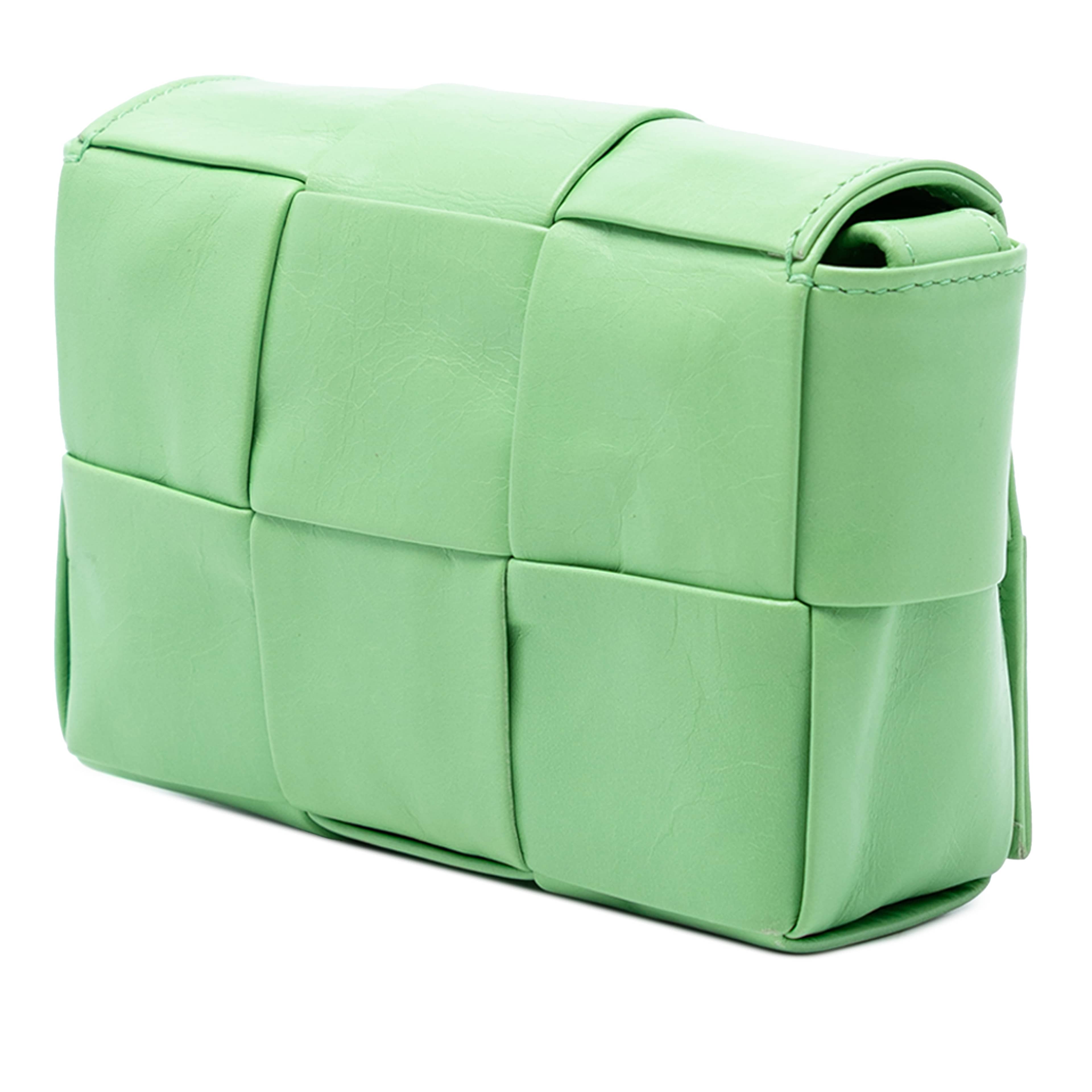 Bottega Veneta Candy Nappa Intrecciato Cassette Crossbody, från Luxclusif, i färgen grön. Klicka för att öppna bilden i stort format