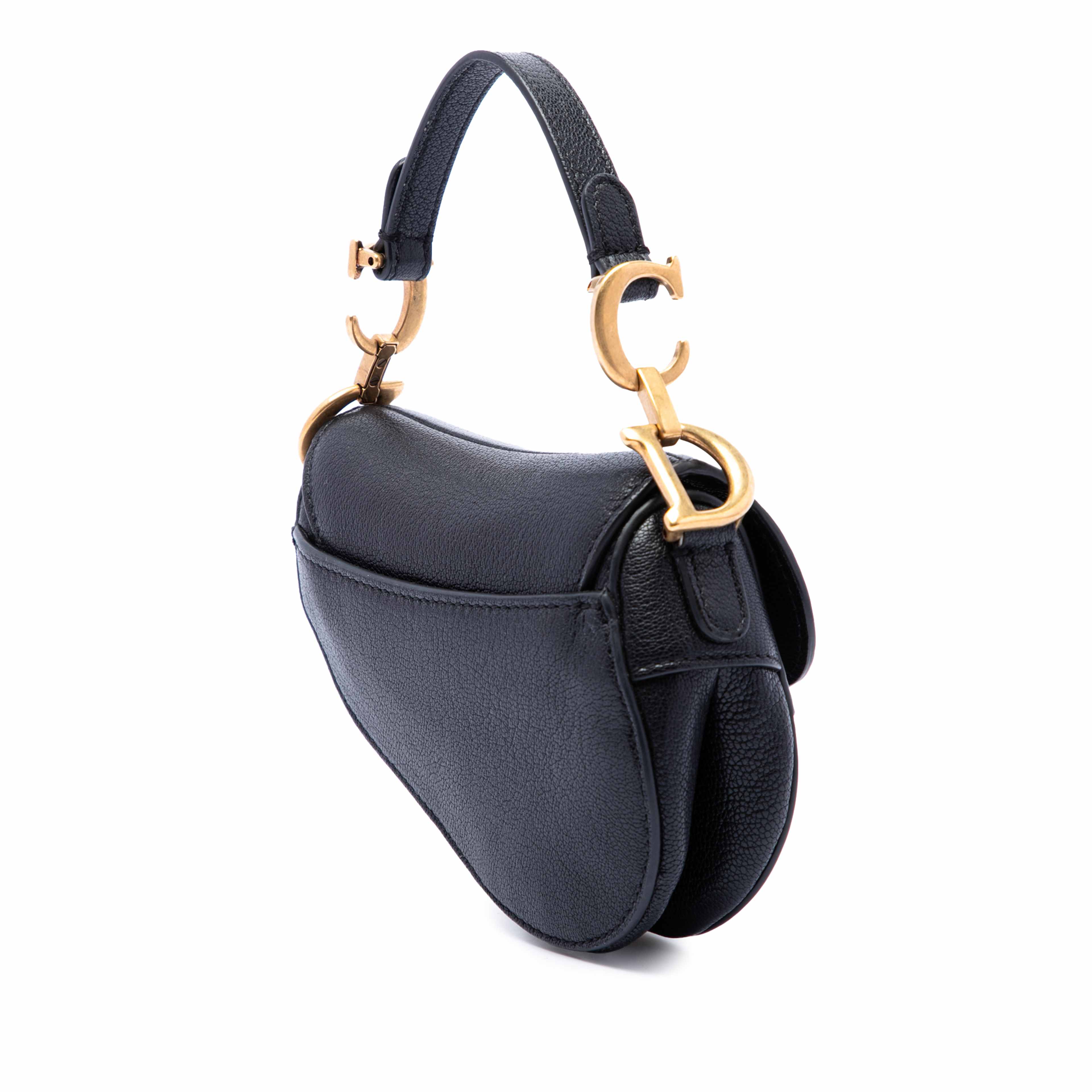 Dior Micro Goatskin Saddle Bag, från Luxclusif, i färgen svart. Klicka för att öppna bilden i stort format