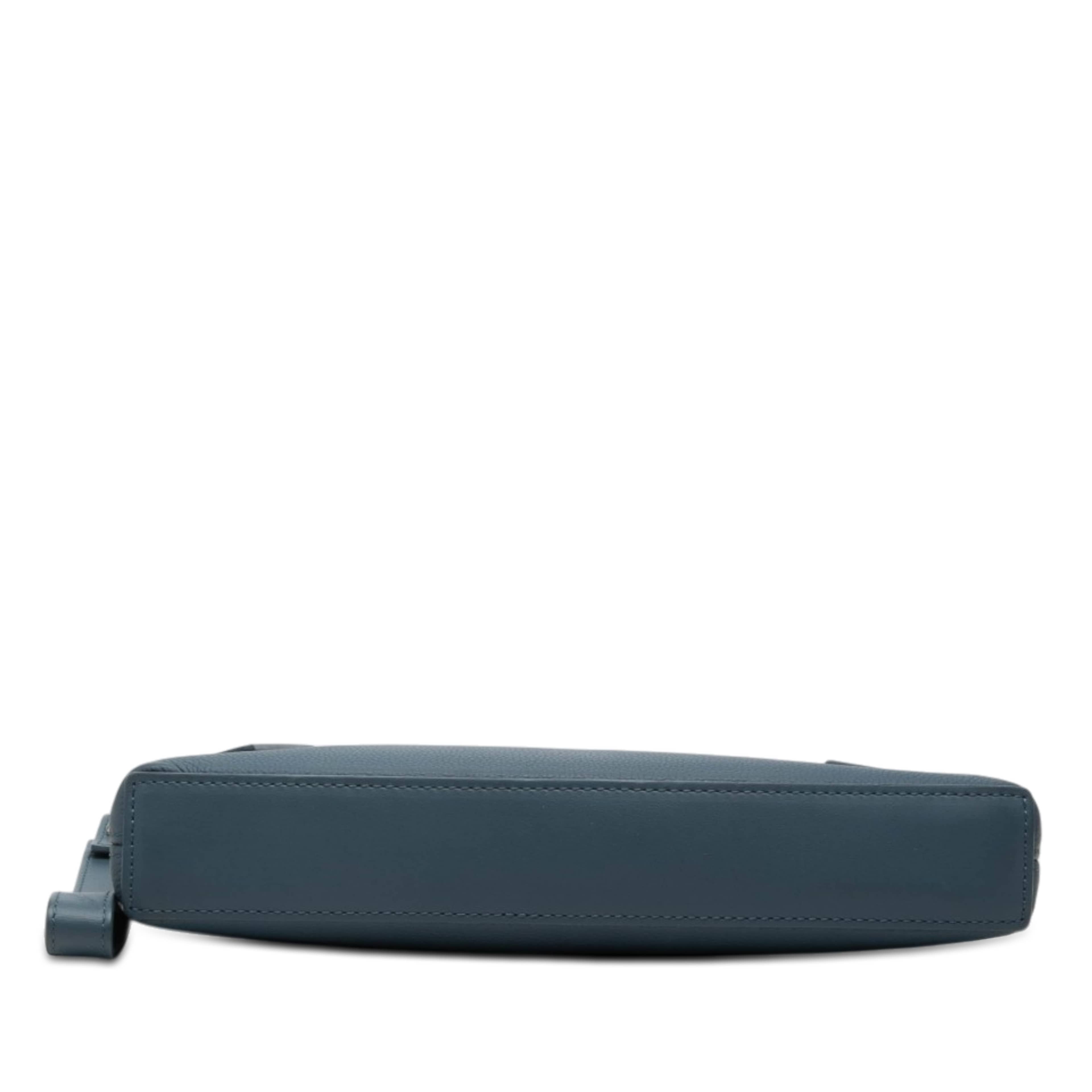 Louis Vuitton Aerogram Takeoff Ipad Pouch, från Luxclusif, i färgen blue. Klicka för att öppna bilden i stort format