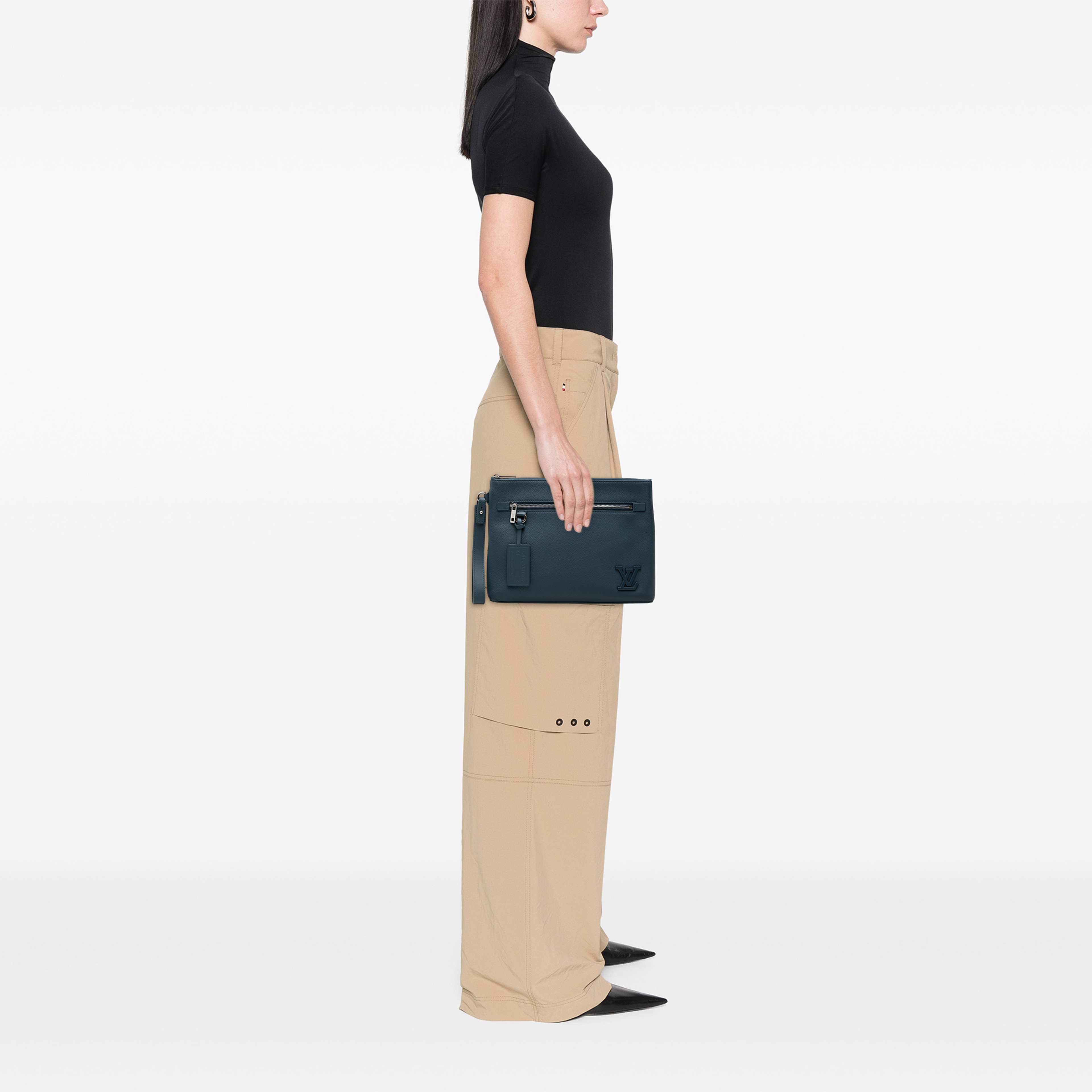 Louis Vuitton Aerogram Takeoff Ipad Pouch, från Luxclusif, i färgen blå. Klicka för att öppna bilden i stort format