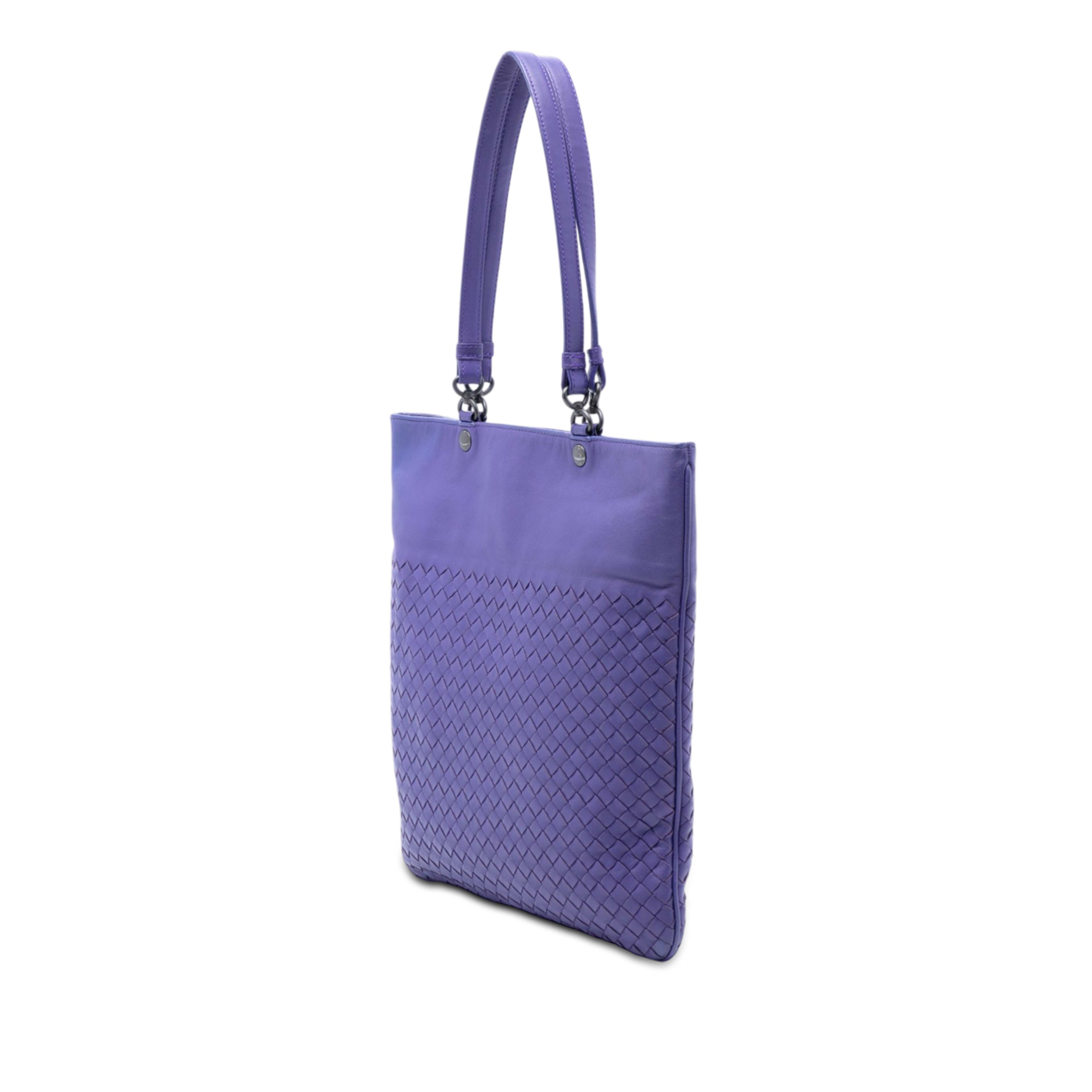 Bottega Veneta Nappa Intrecciato Flat Tote, från Luxclusif, i färgen purple. Klicka för att öppna bilden i stort format
