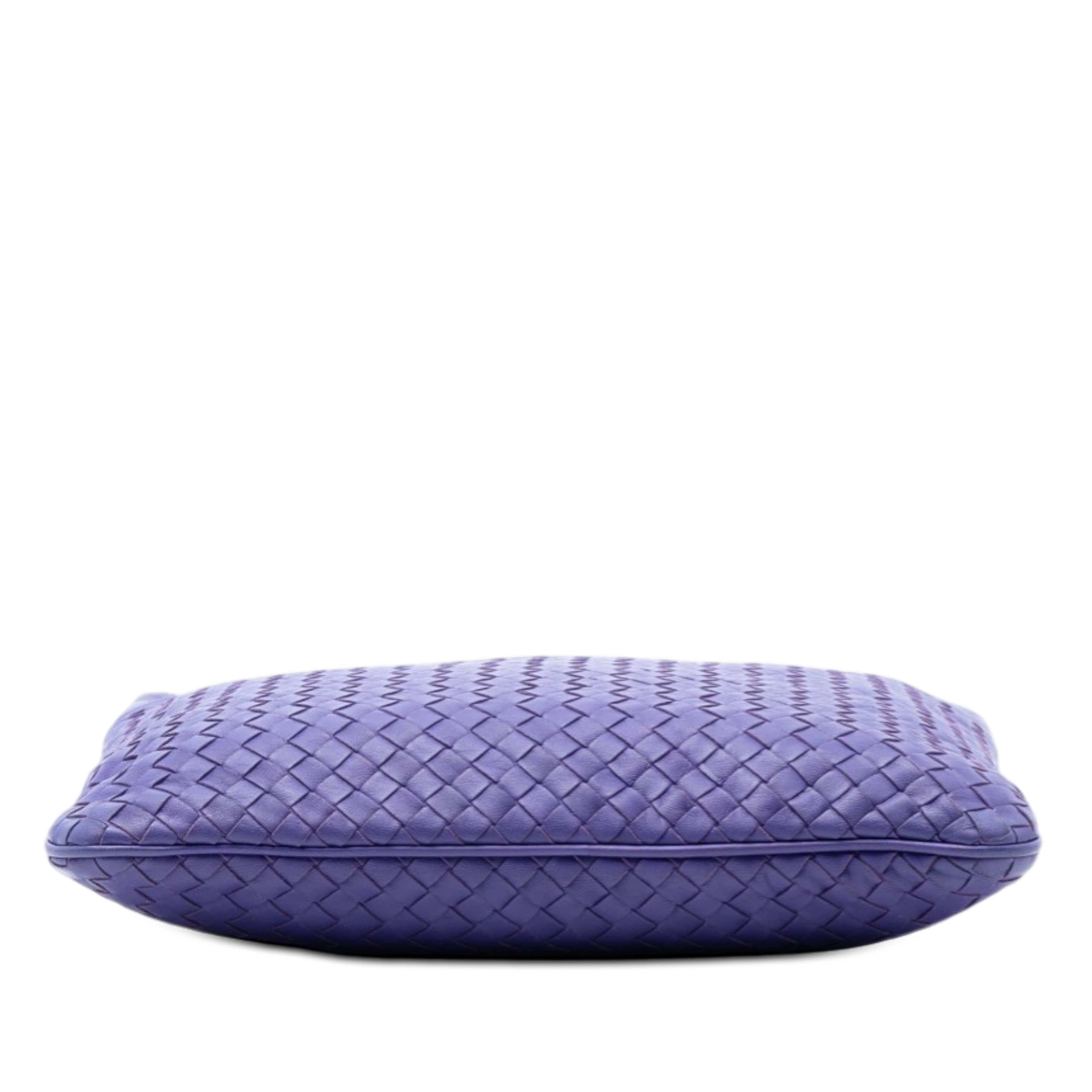 Bottega Veneta Nappa Intrecciato Flat Tote, från Luxclusif, i färgen purpur. Klicka för att öppna bilden i stort format