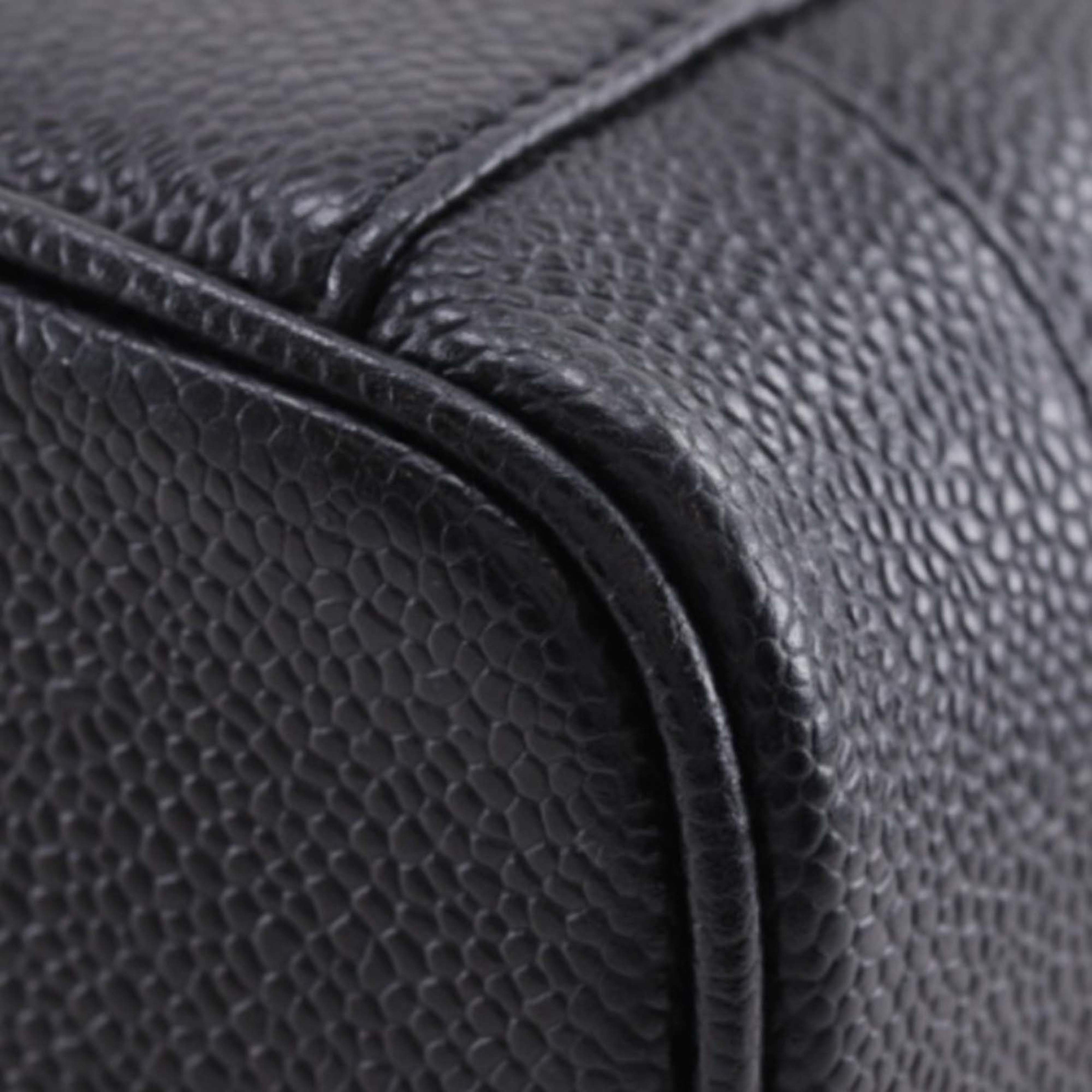 Chanel Cc Caviar Vanity Bag, från Luxclusif, i färgen svart. Klicka för att öppna bilden i stort format
