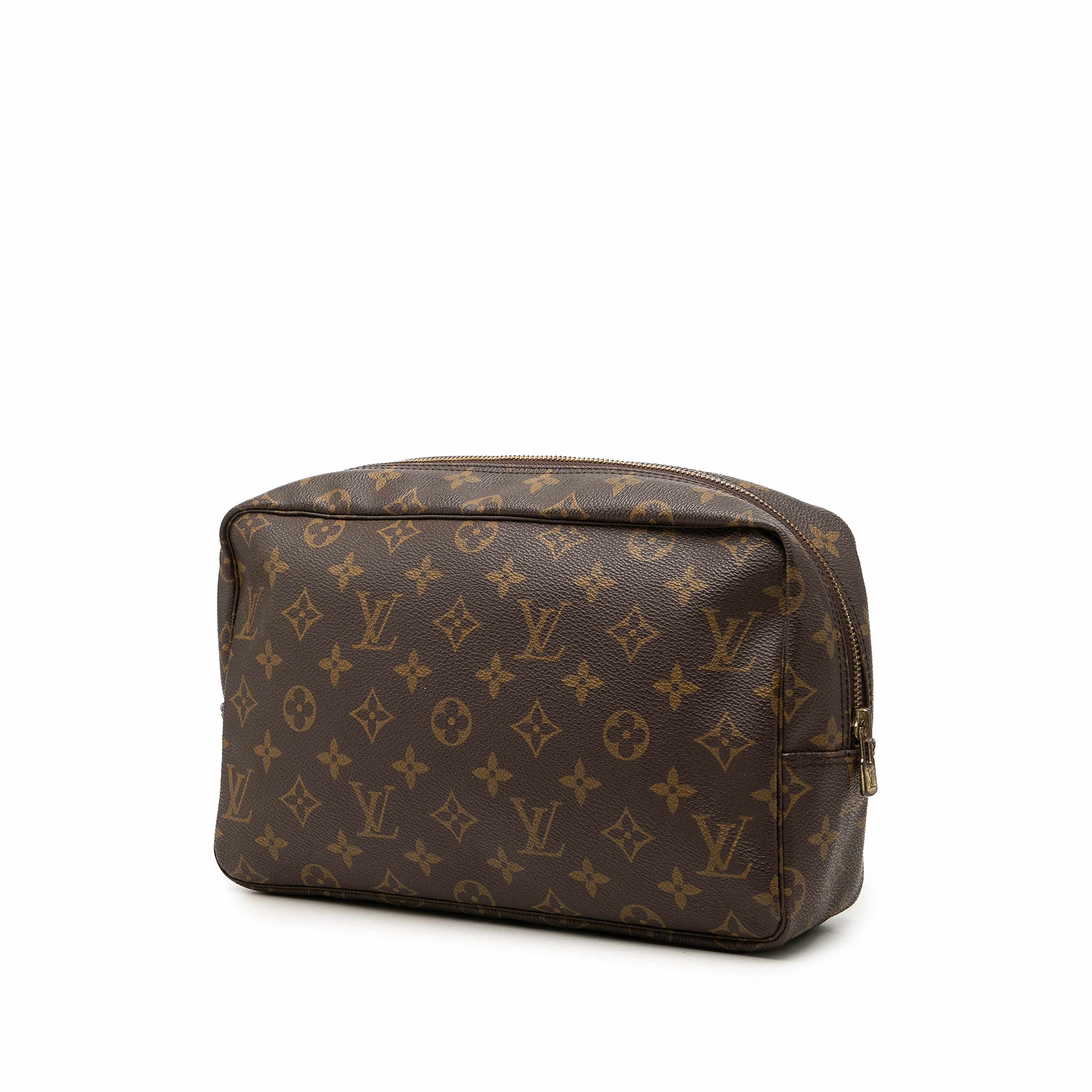 Louis Vuitton Monogram Trousse Toilette 28, från Luxclusif, i färgen brun. Klicka för att öppna bilden i stort format