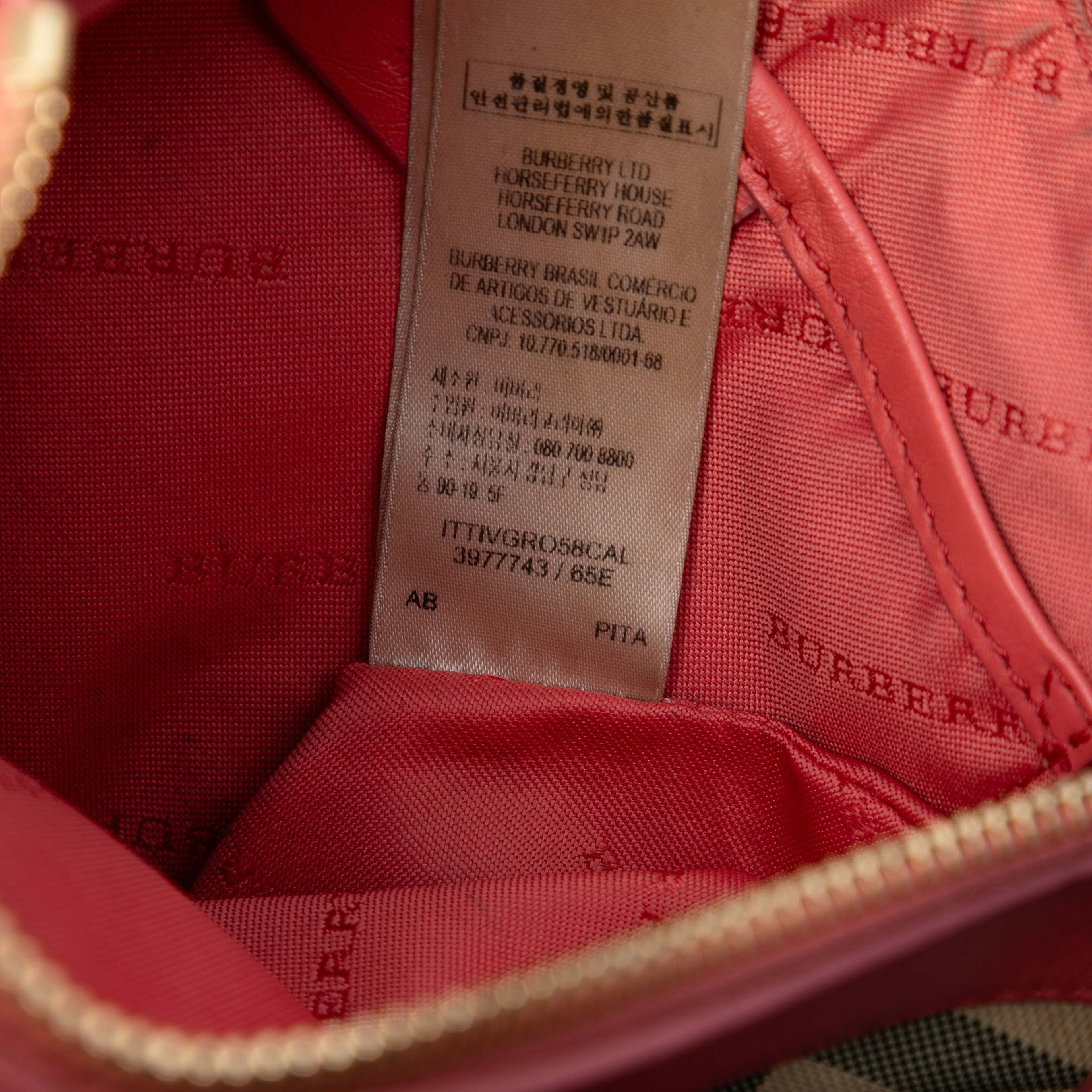 Burberry Haymarket Check Nylon Peyton Clutch, från Luxclusif, i färgen beige. Klicka för att öppna bilden i stort format