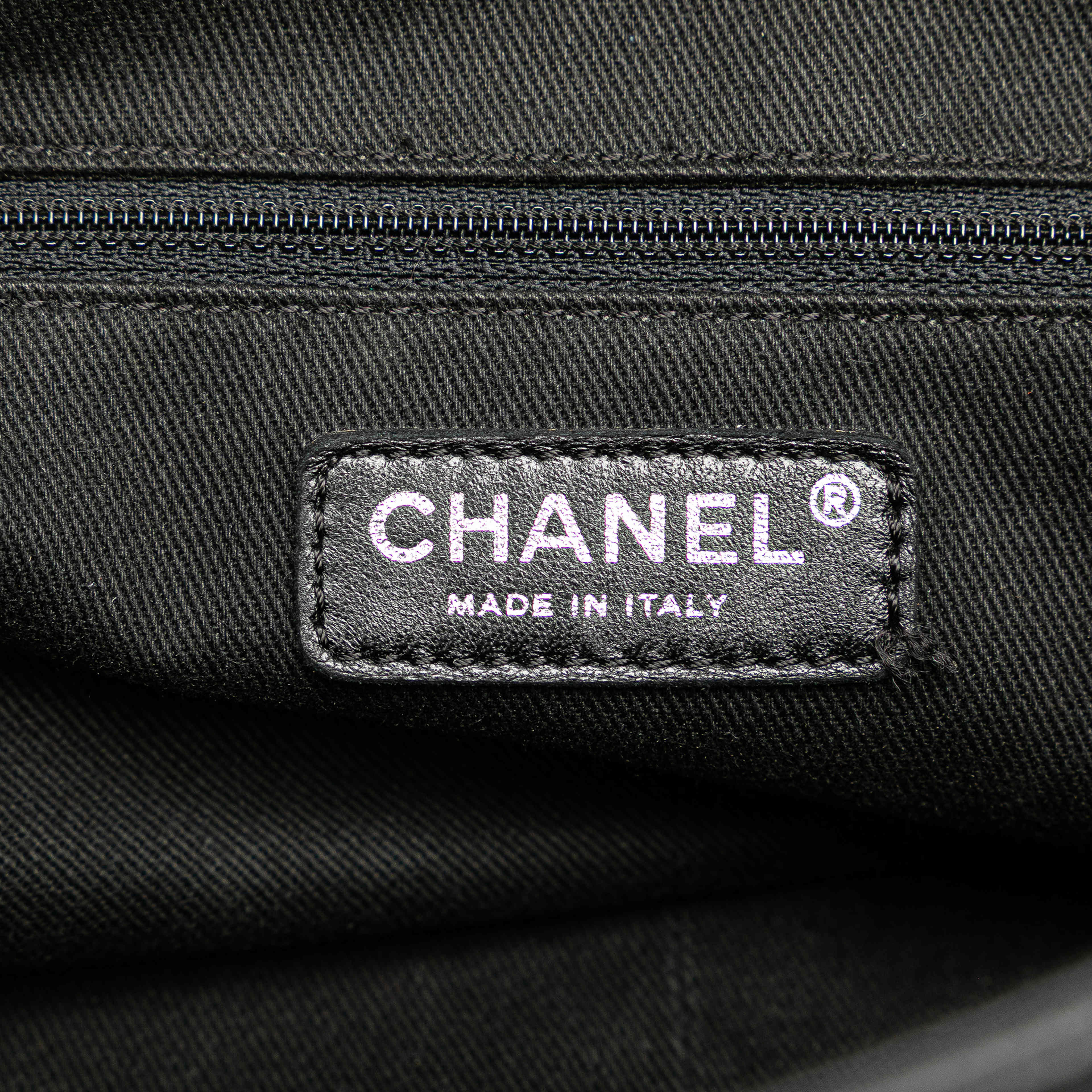 Chanel Petite Caviar Timeless Tote, från Luxclusif, i färgen black.