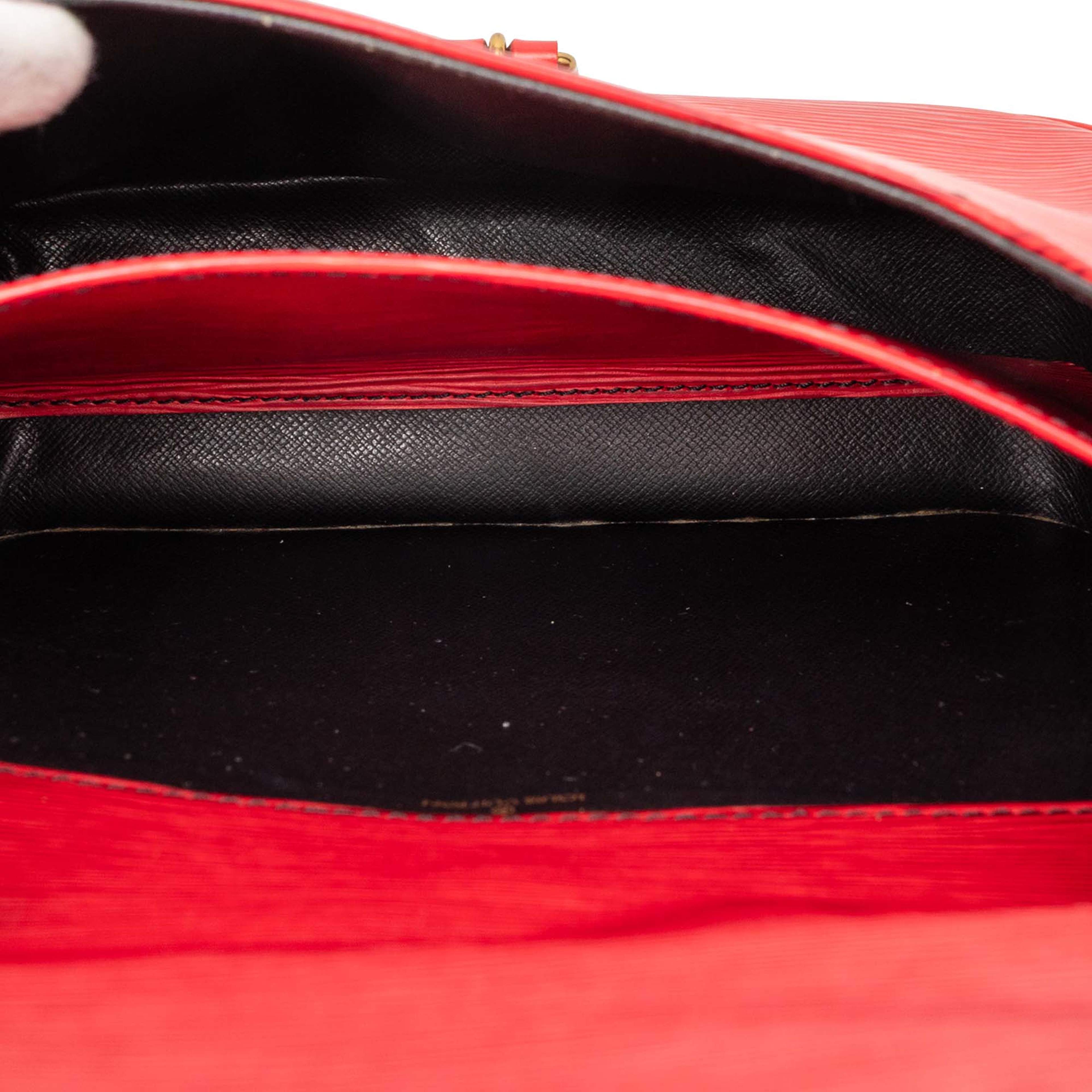 Louis Vuitton Epi Cartouchiere Mm, från Luxclusif, i färgen red. Klicka för att öppna bilden i stort format