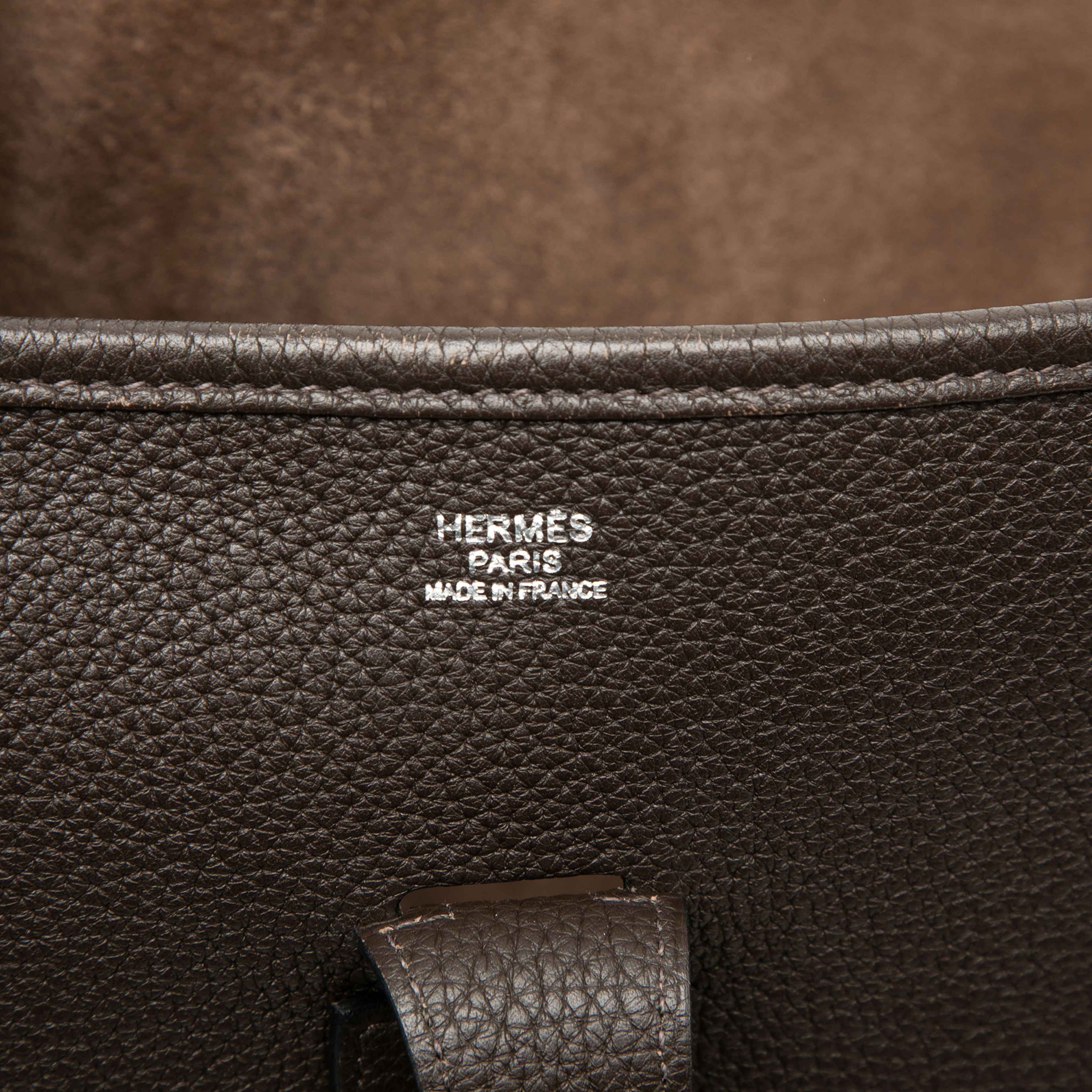 Hermès Clemence Evelyne Iii Pm, från Luxclusif, i färgen dark brown. Klicka för att öppna bilden i stort format