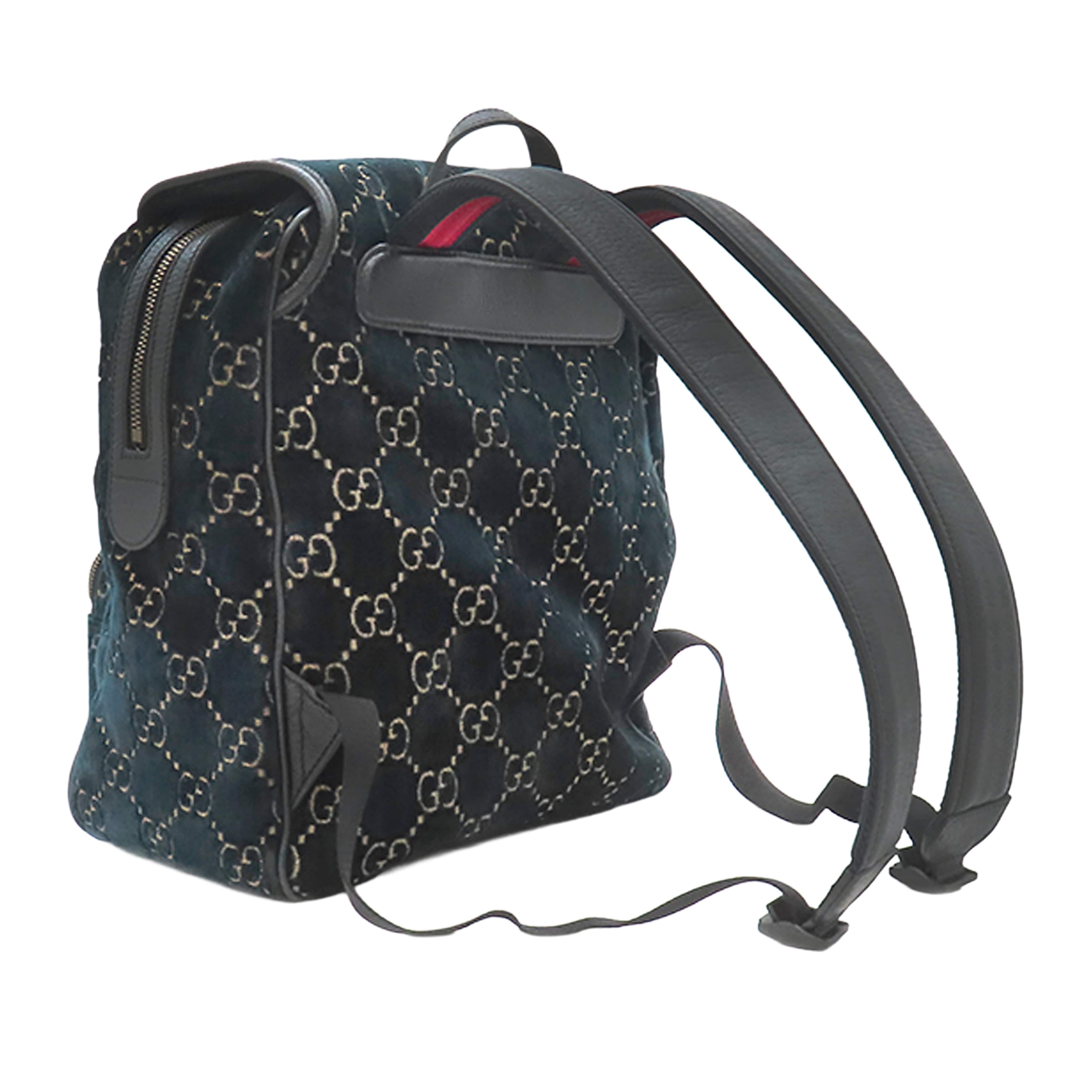 Gucci Gg Velvet Double Buckle Backpack, från Luxclusif, i färgen dark blue. Klicka för att öppna bilden i stort format