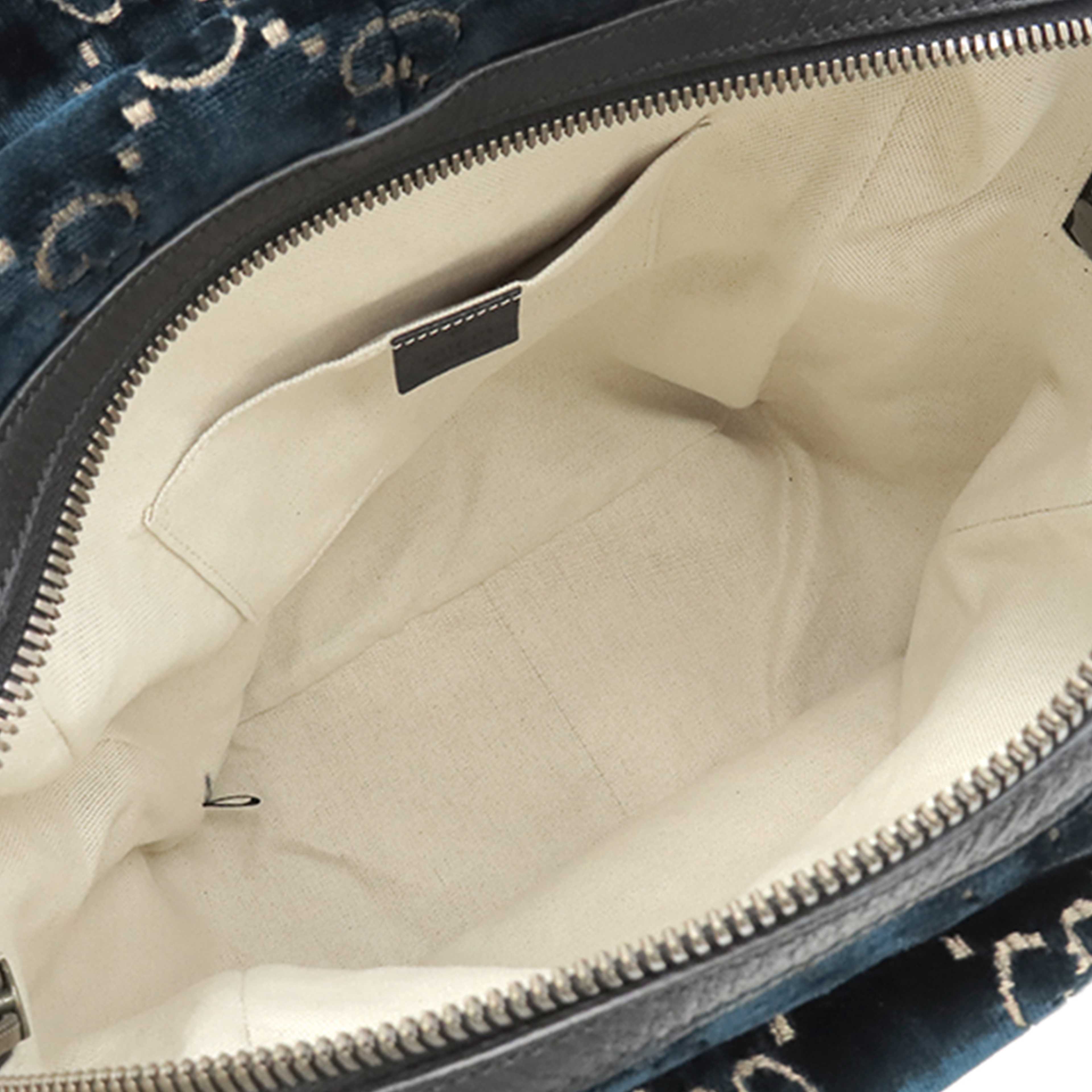 Gucci Gg Velvet Double Buckle Backpack, från Luxclusif, i färgen dark blue. Klicka för att öppna bilden i stort format