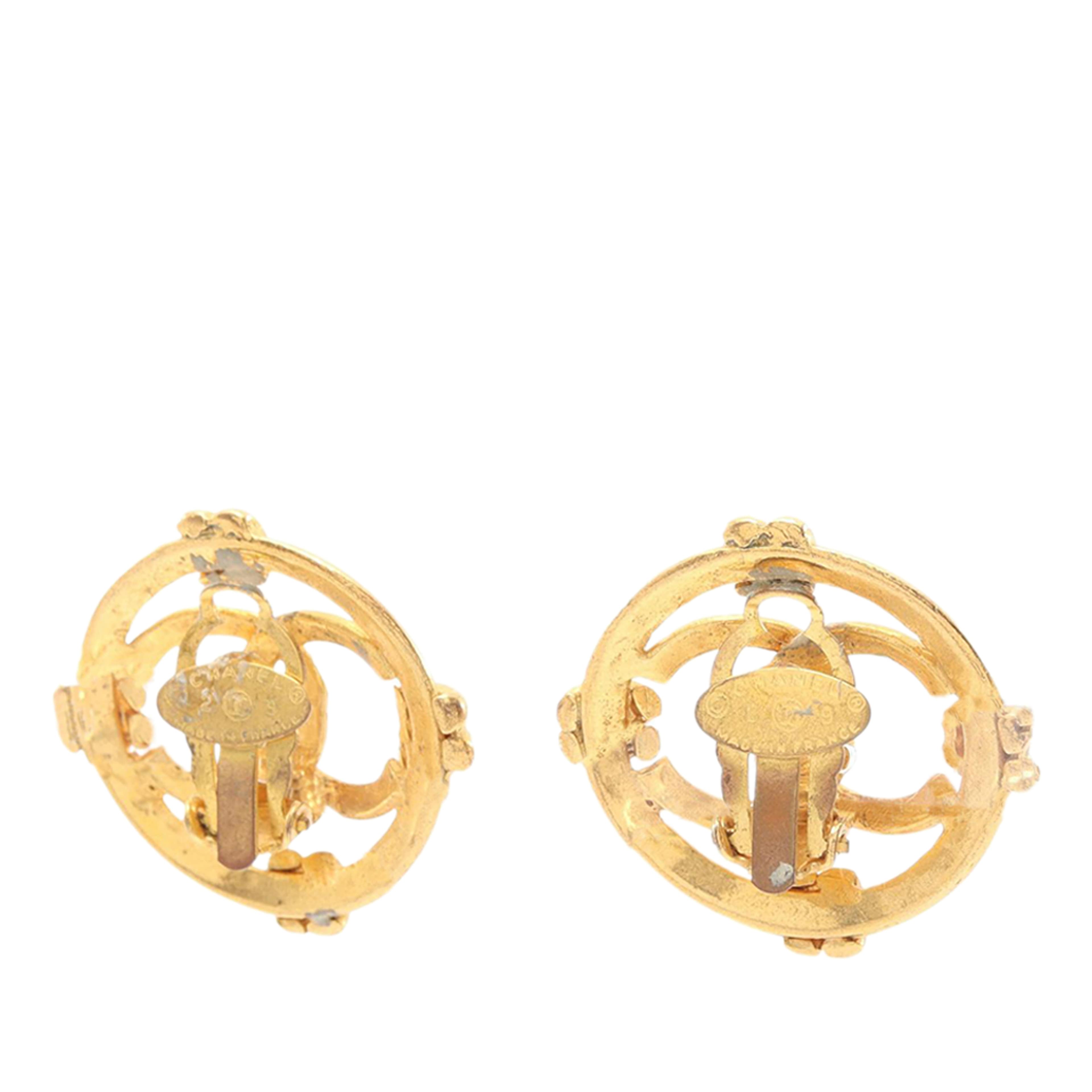 Chanel Cc Gold Plated Round Clip On Earrings, från Luxclusif, i färgen guld. Klicka för att öppna bilden i stort format