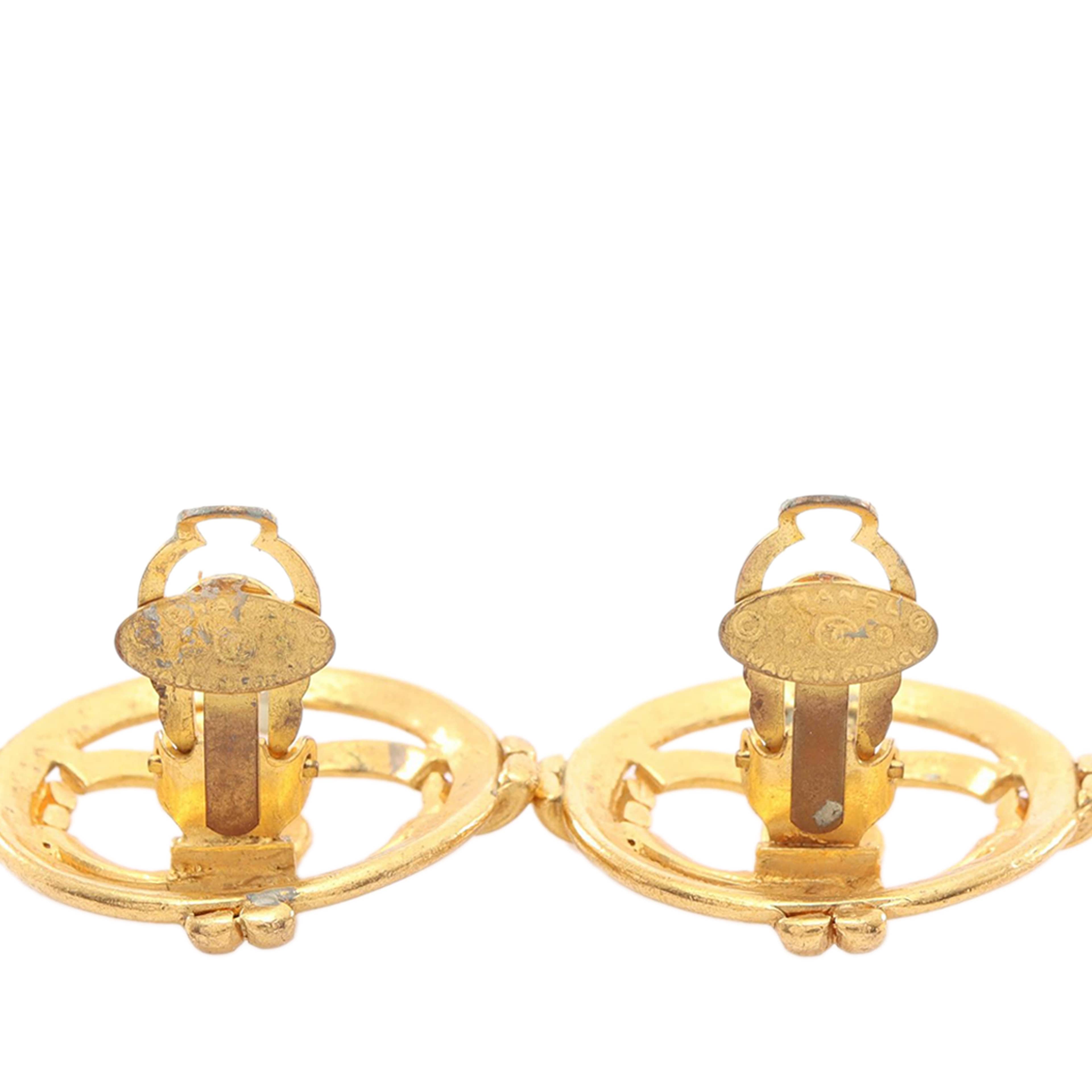 Chanel Cc Gold Plated Round Clip On Earrings, från Luxclusif, i färgen guld. Klicka för att öppna bilden i stort format