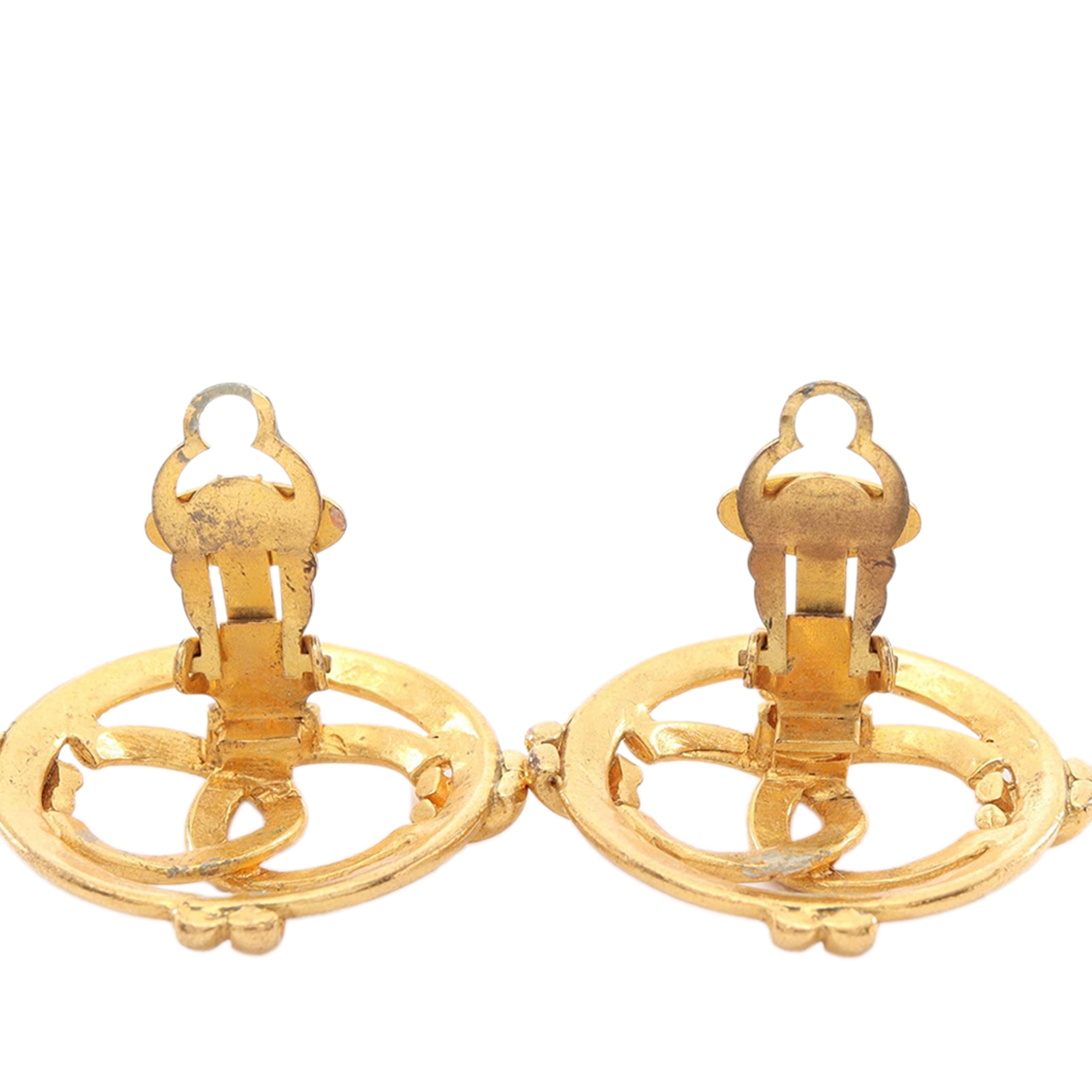 Chanel Cc Gold Plated Round Clip On Earrings, från Luxclusif, i färgen guld. Klicka för att öppna bilden i stort format