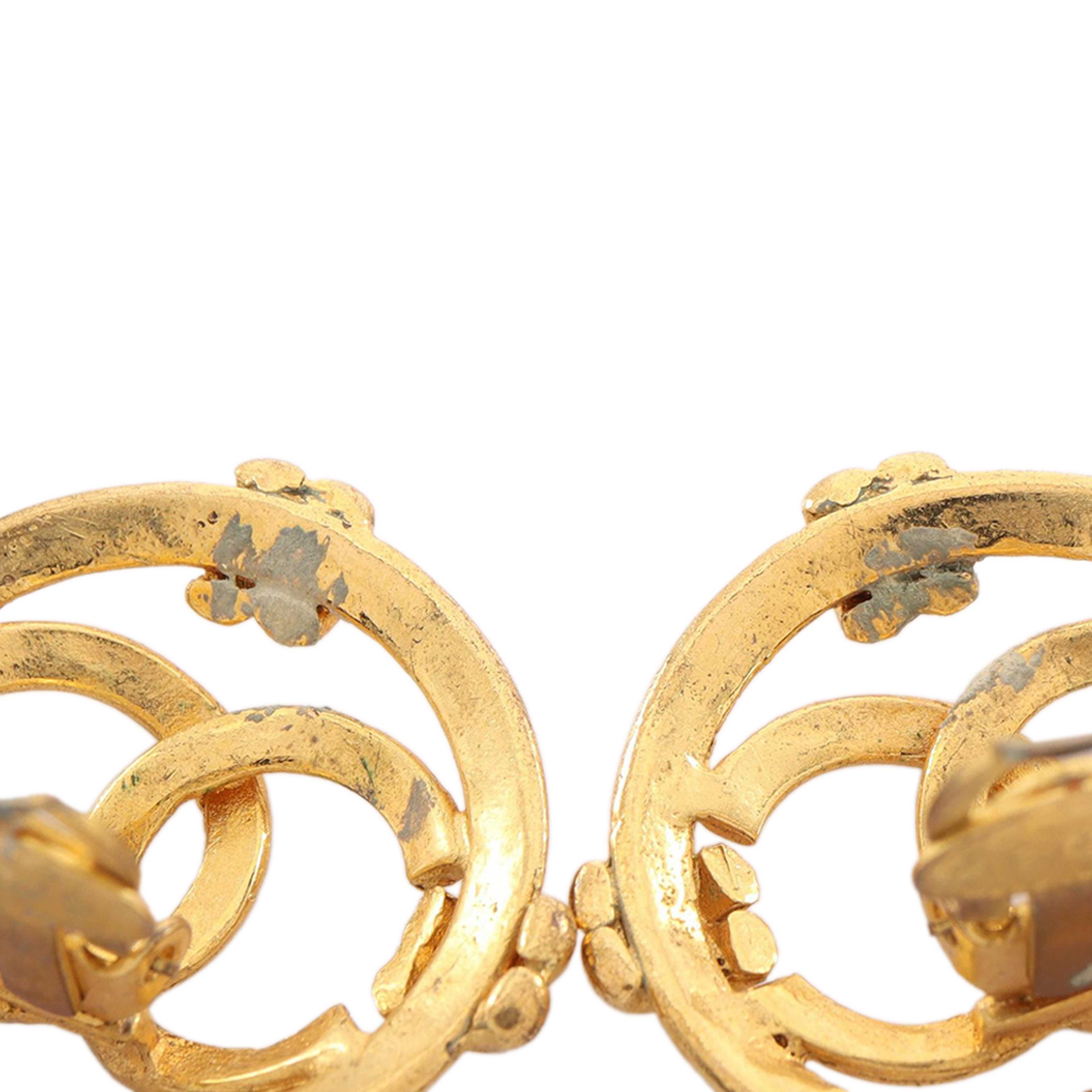 Chanel Cc Gold Plated Round Clip On Earrings, från Luxclusif, i färgen guld. Klicka för att öppna bilden i stort format