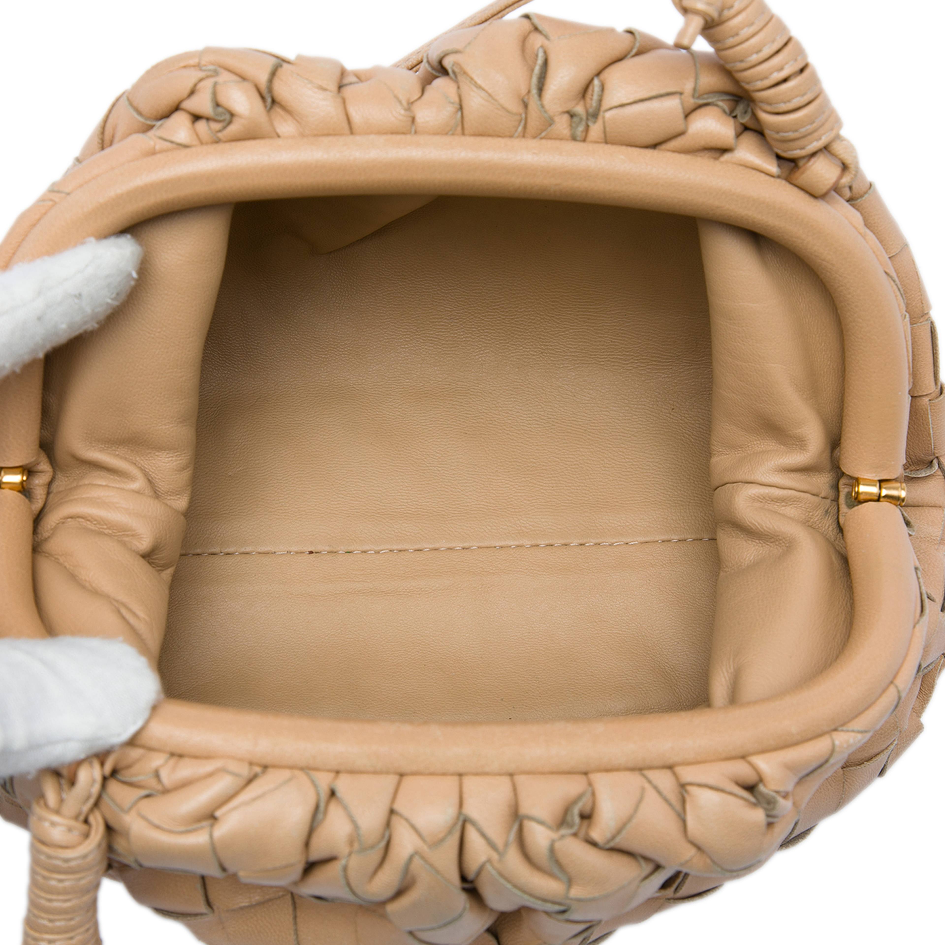 Bottega Veneta Nappa Intrecciato The Mini Pouch Crossbody, från Luxclusif, i färgen brun. Klicka för att öppna bilden i stort format