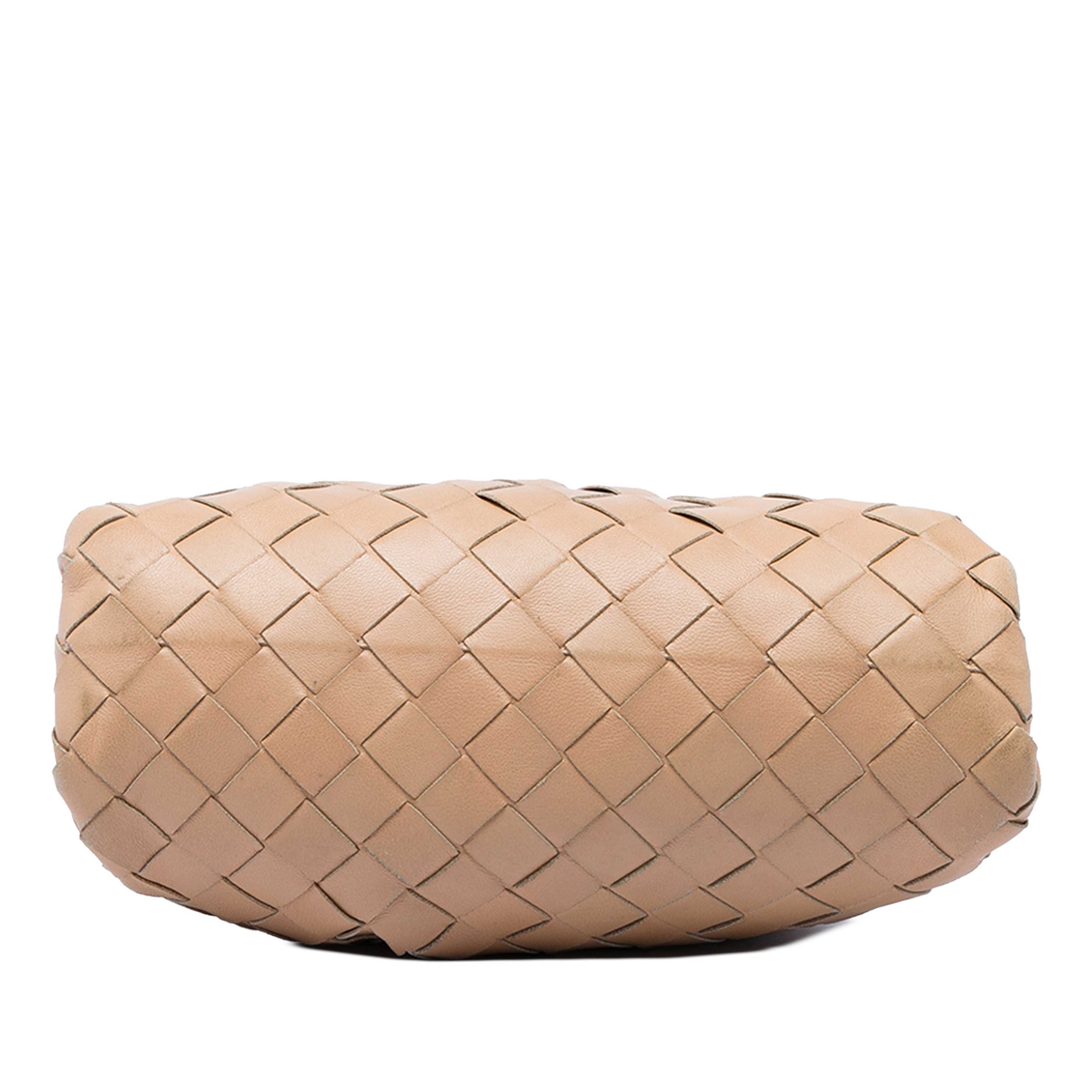 Bottega Veneta Nappa Intrecciato The Mini Pouch Crossbody, från Luxclusif, i färgen brun. Klicka för att öppna bilden i stort format