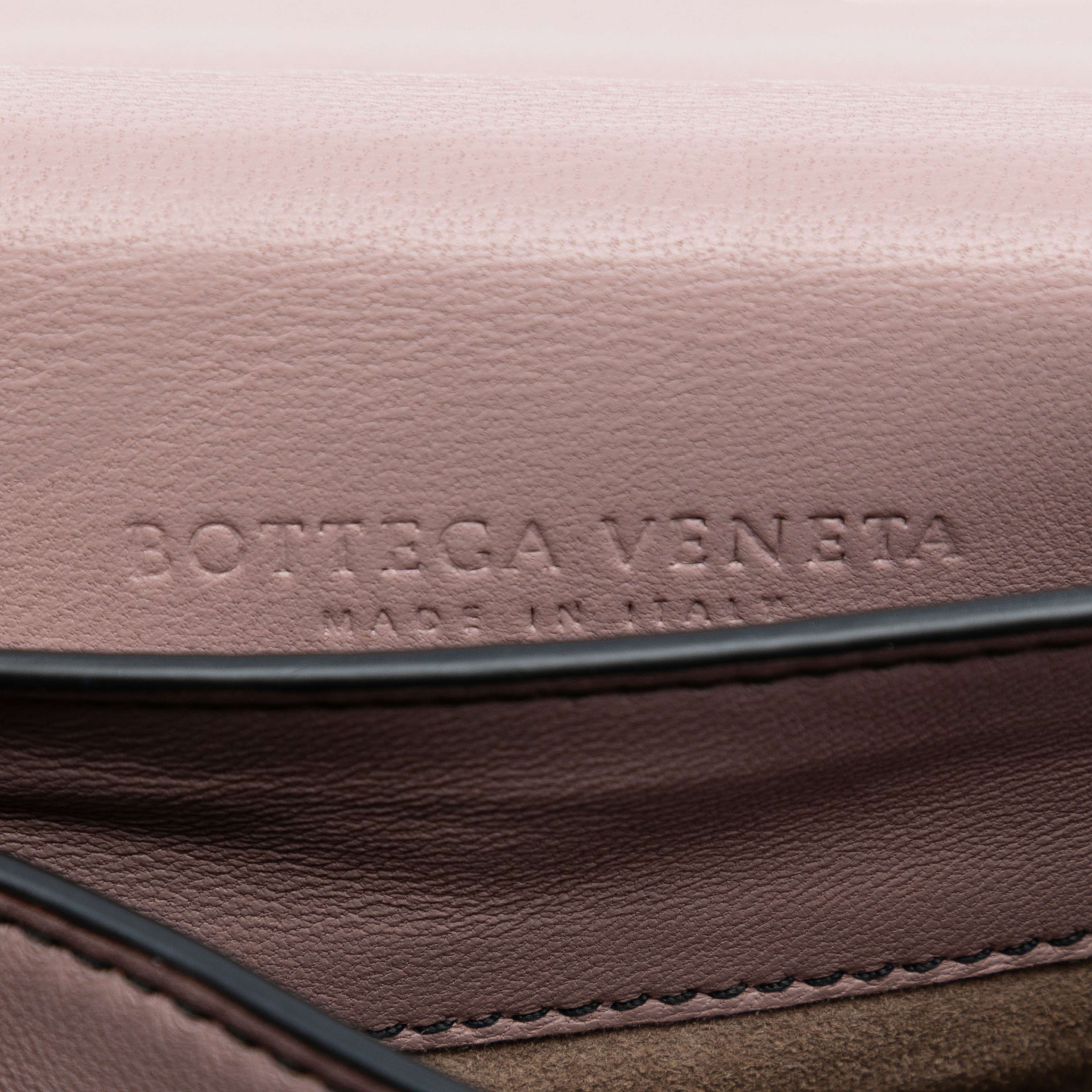Bottega Veneta Small Nappa Intrecciato Runway Shoulder Bag, från Luxclusif, i färgen lily. Klicka för att öppna bilden i stort format