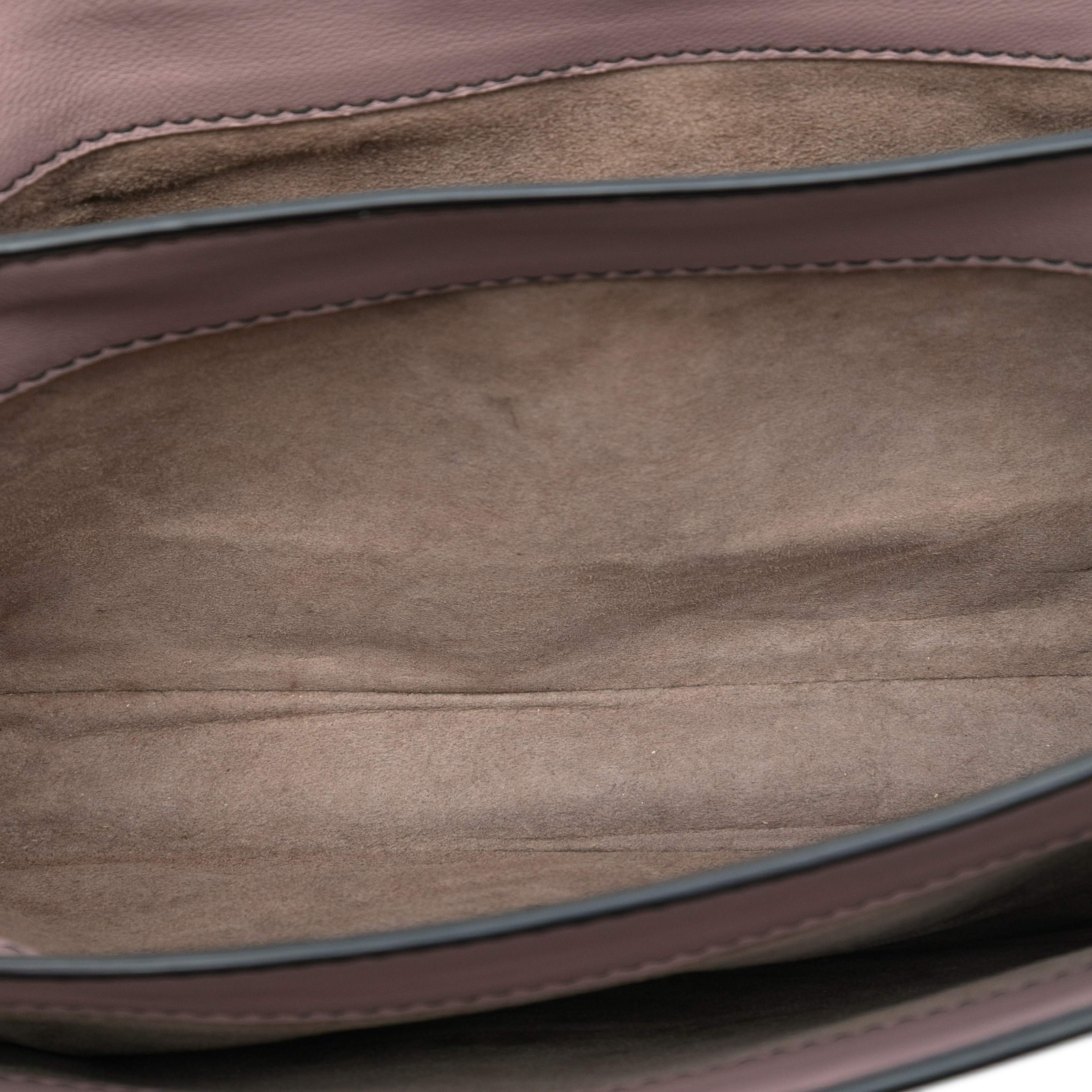 Bottega Veneta Small Nappa Intrecciato Runway Shoulder Bag, från Luxclusif, i färgen lily. Klicka för att öppna bilden i stort format