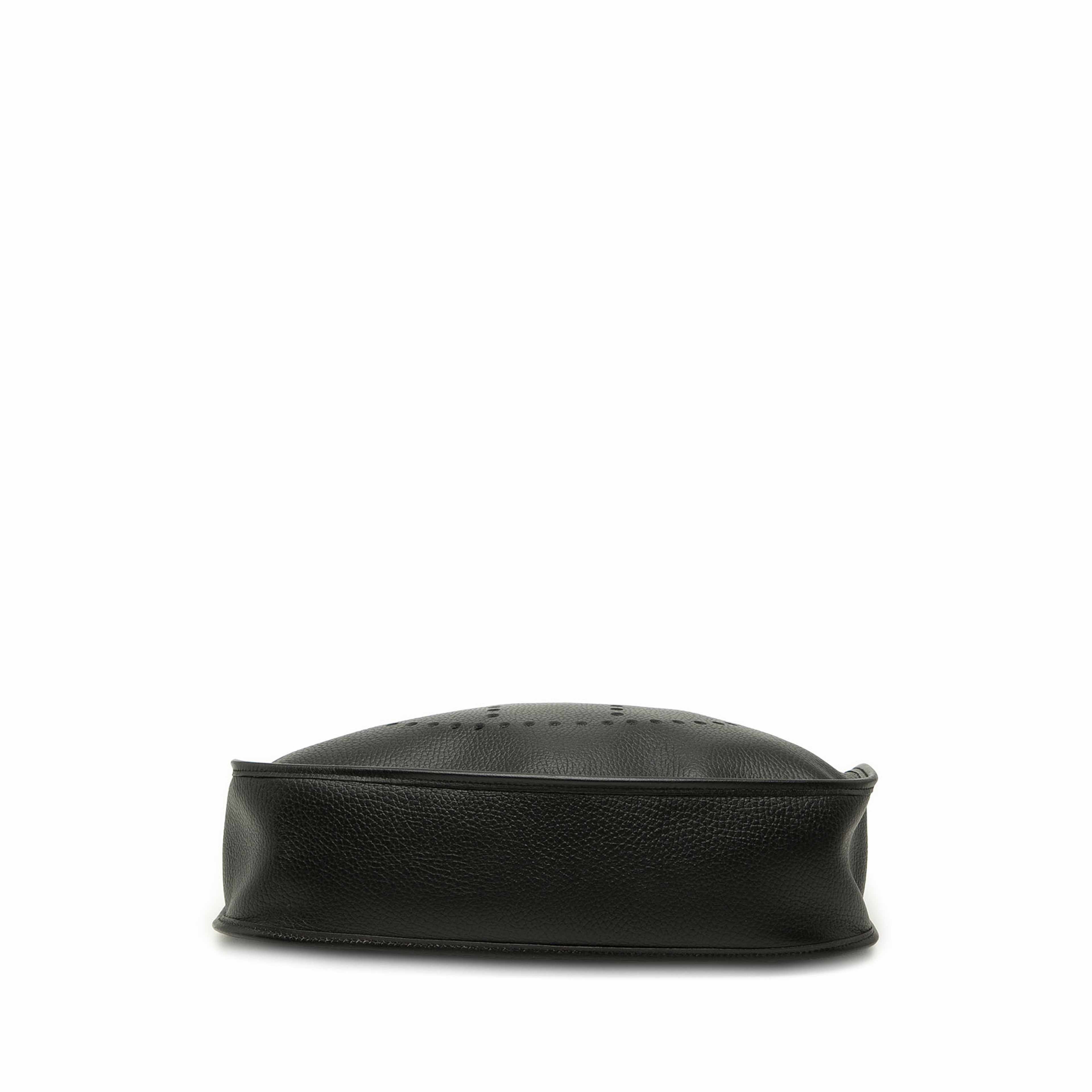 Hermès Courchevel Kirius Clutch, från Luxclusif, i färgen svart. Klicka för att öppna bilden i stort format