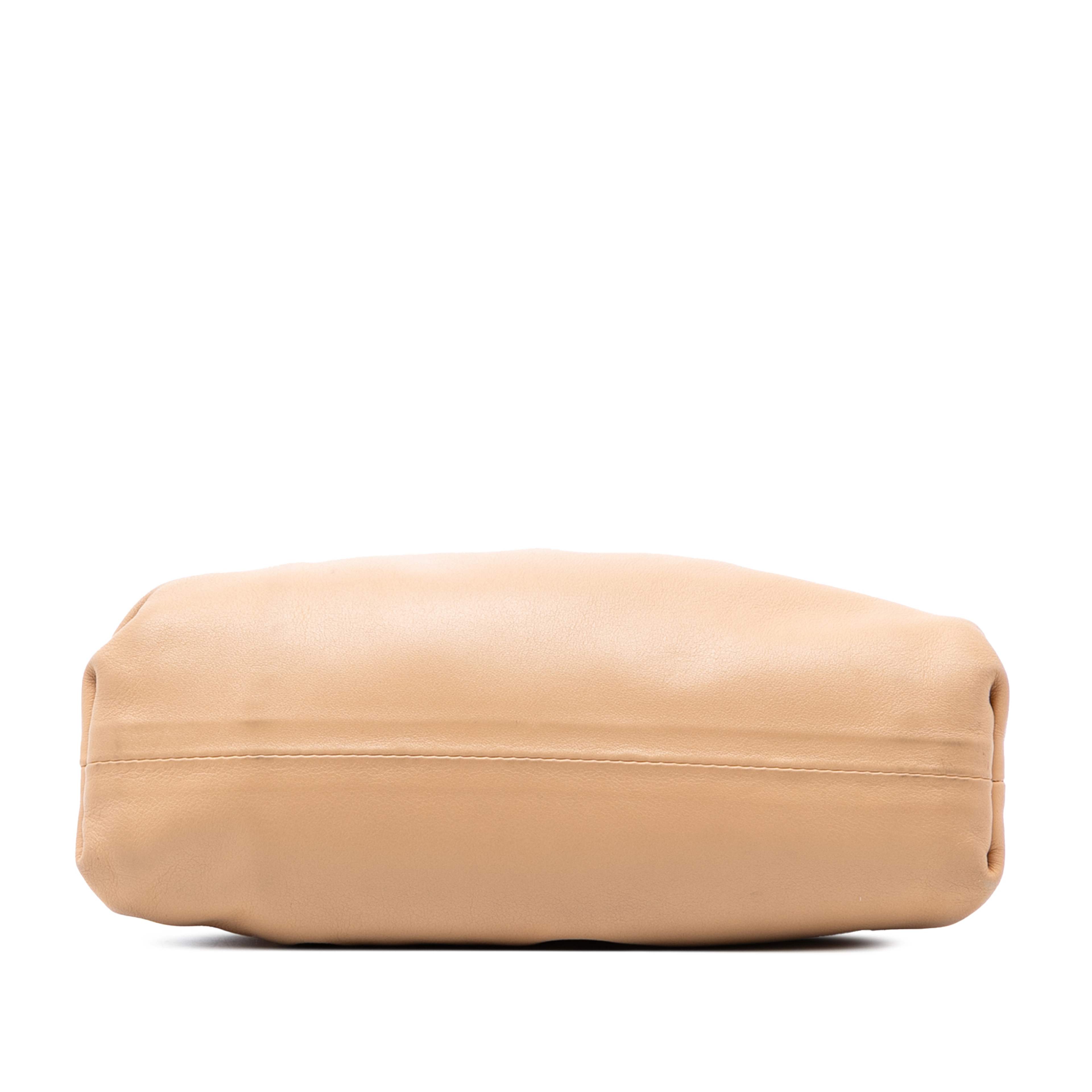 Bottega Veneta Lambskin The Mini Pouch Crossbody, från Luxclusif, i färgen light brown. Klicka för att öppna bilden i stort format