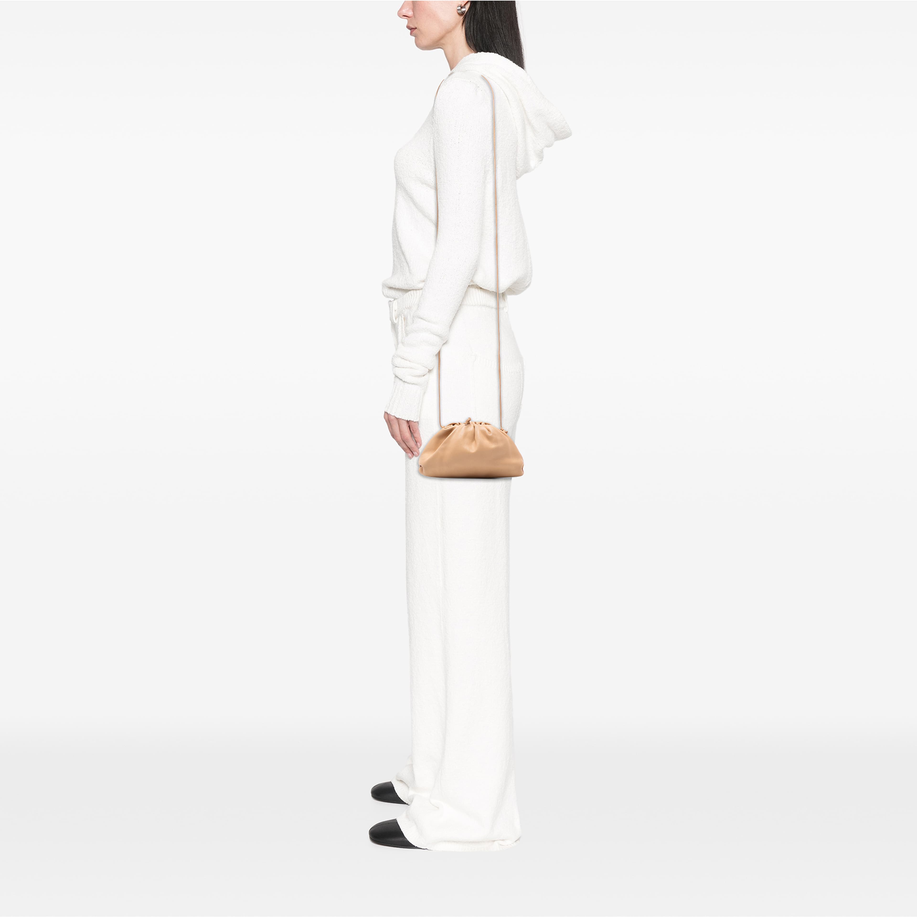Bottega Veneta Lambskin The Mini Pouch Crossbody, från Luxclusif, i färgen brun. Klicka för att öppna bilden i stort format