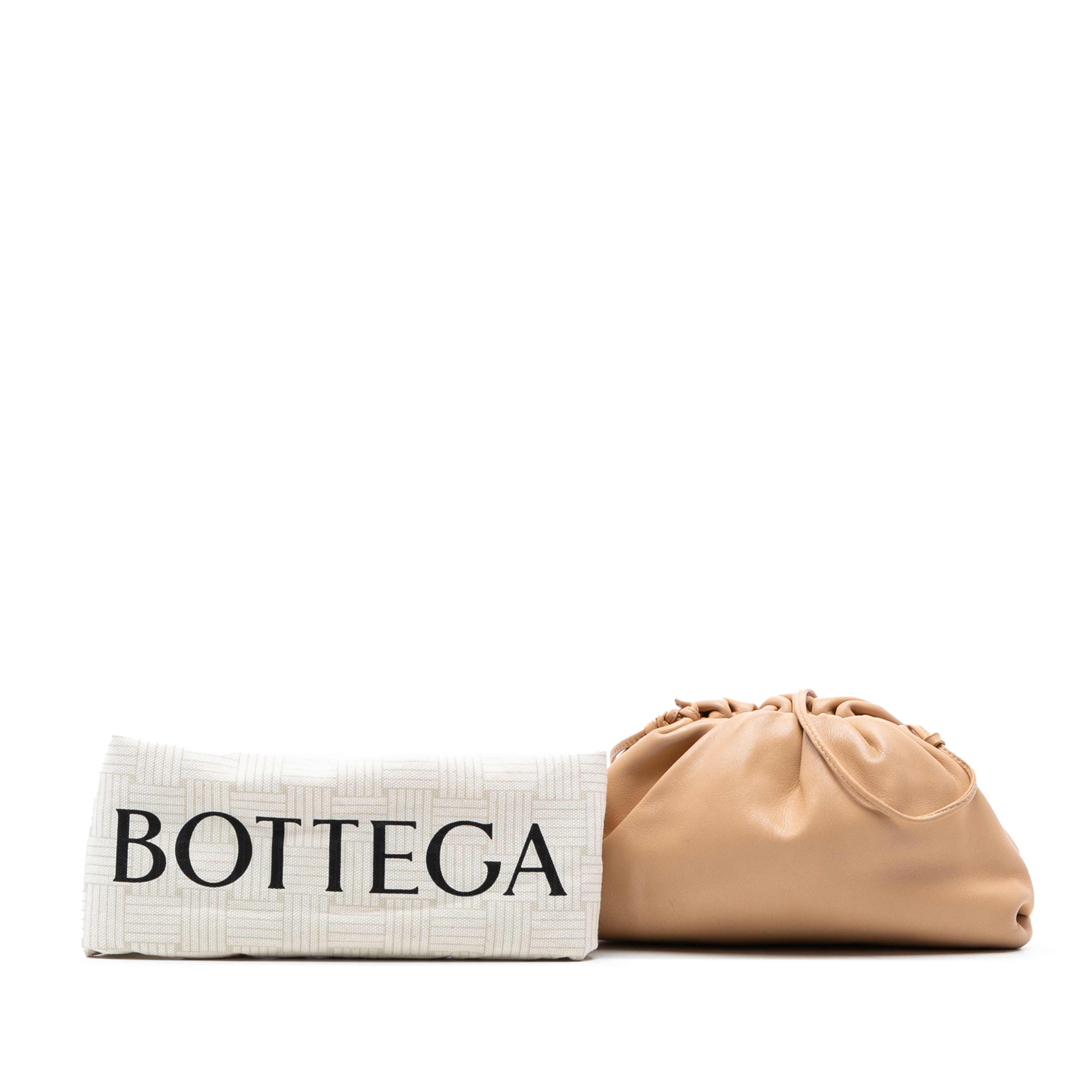Bottega Veneta Lambskin The Mini Pouch Crossbody, från Luxclusif, i färgen brun. Klicka för att öppna bilden i stort format