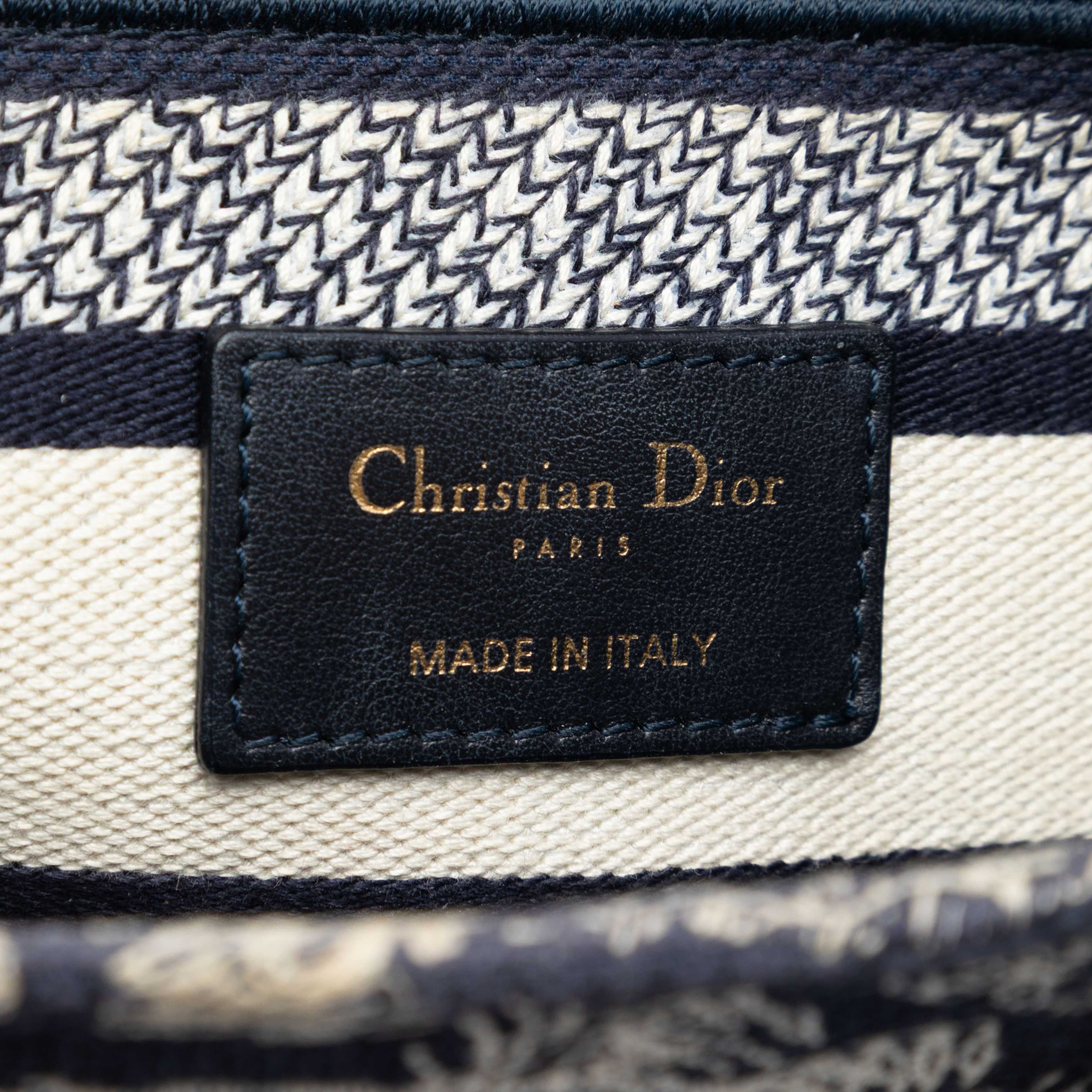 Dior Medium Embroidered Canvas Toile De Jouy Lady D Lite, från Luxclusif, i färgen blue. Klicka för att öppna bilden i stort format