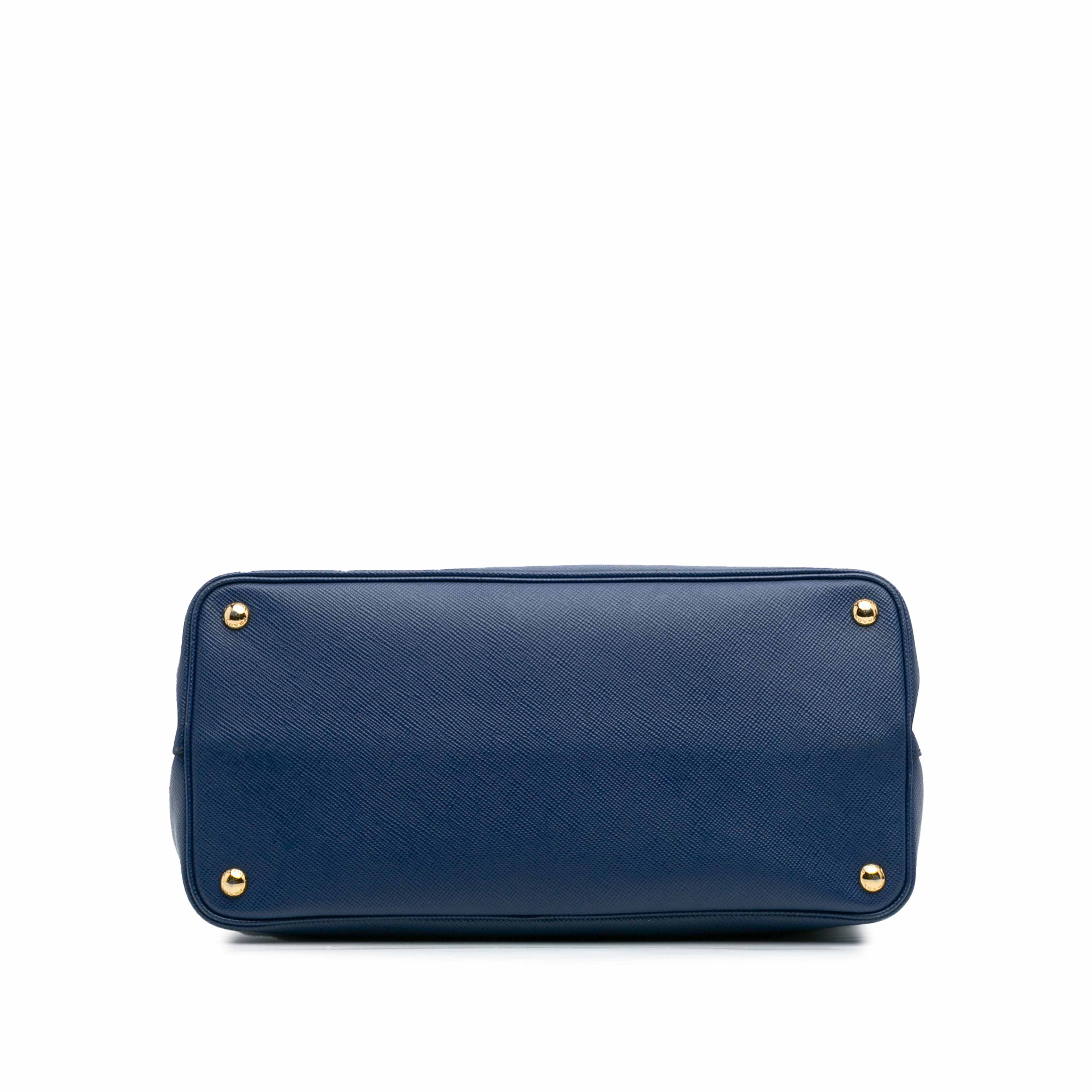 Prada Large Saffiano Cuir Double Satchel, från Luxclusif, i färgen blue. Klicka för att öppna bilden i stort format