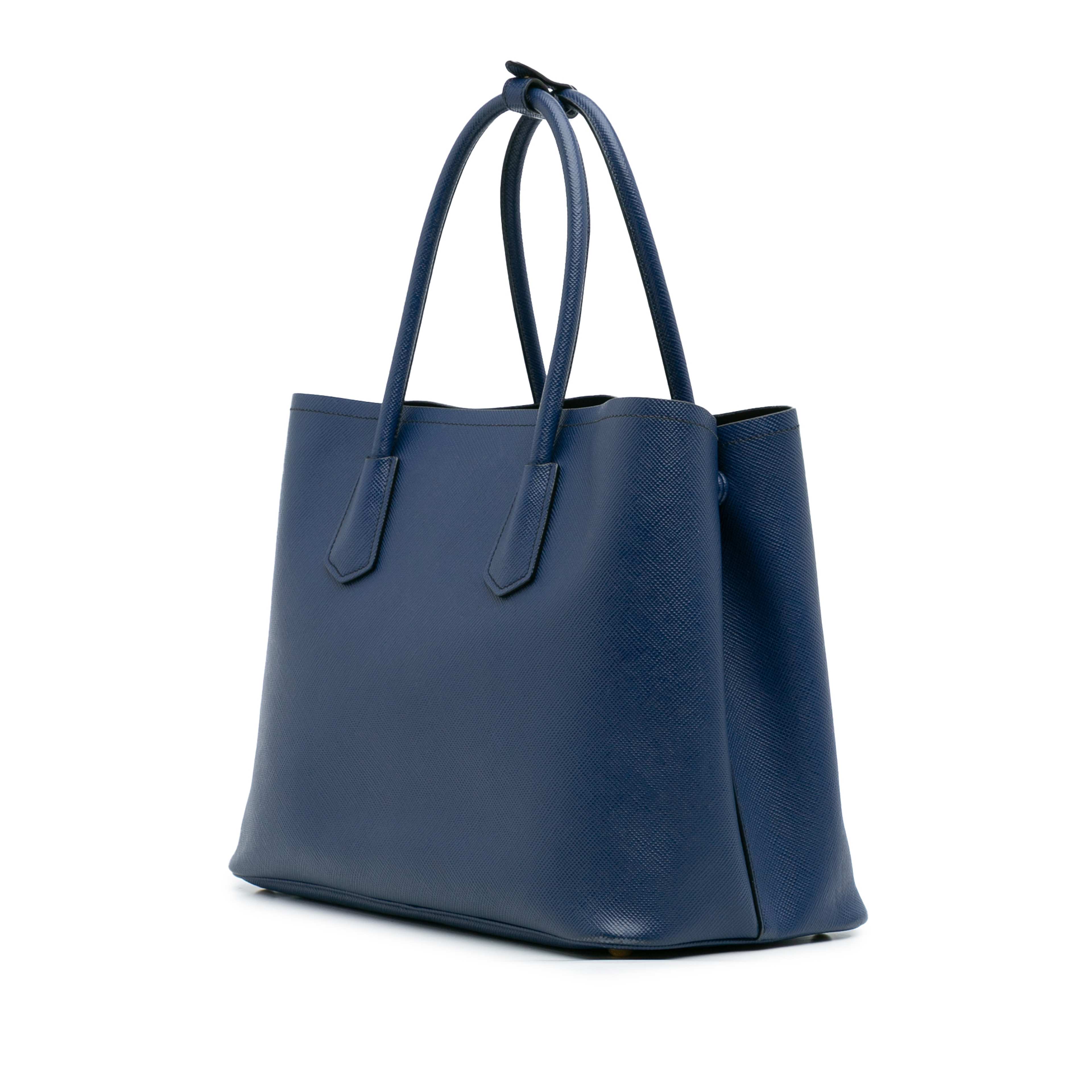 Prada Large Saffiano Cuir Double Satchel, från Luxclusif, i färgen blue. Klicka för att öppna bilden i stort format