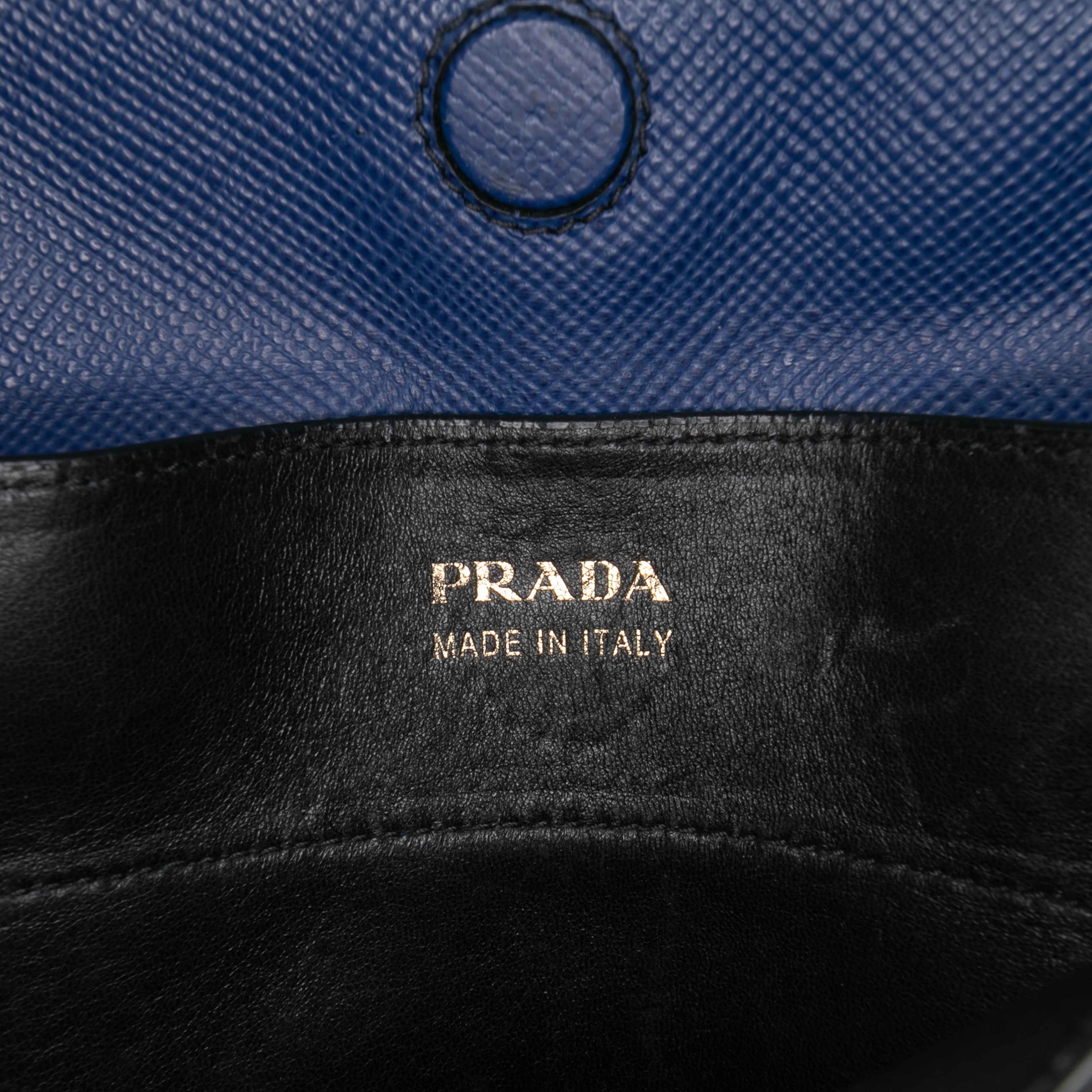 Prada Large Saffiano Cuir Double Satchel, från Luxclusif, i färgen blue. Klicka för att öppna bilden i stort format