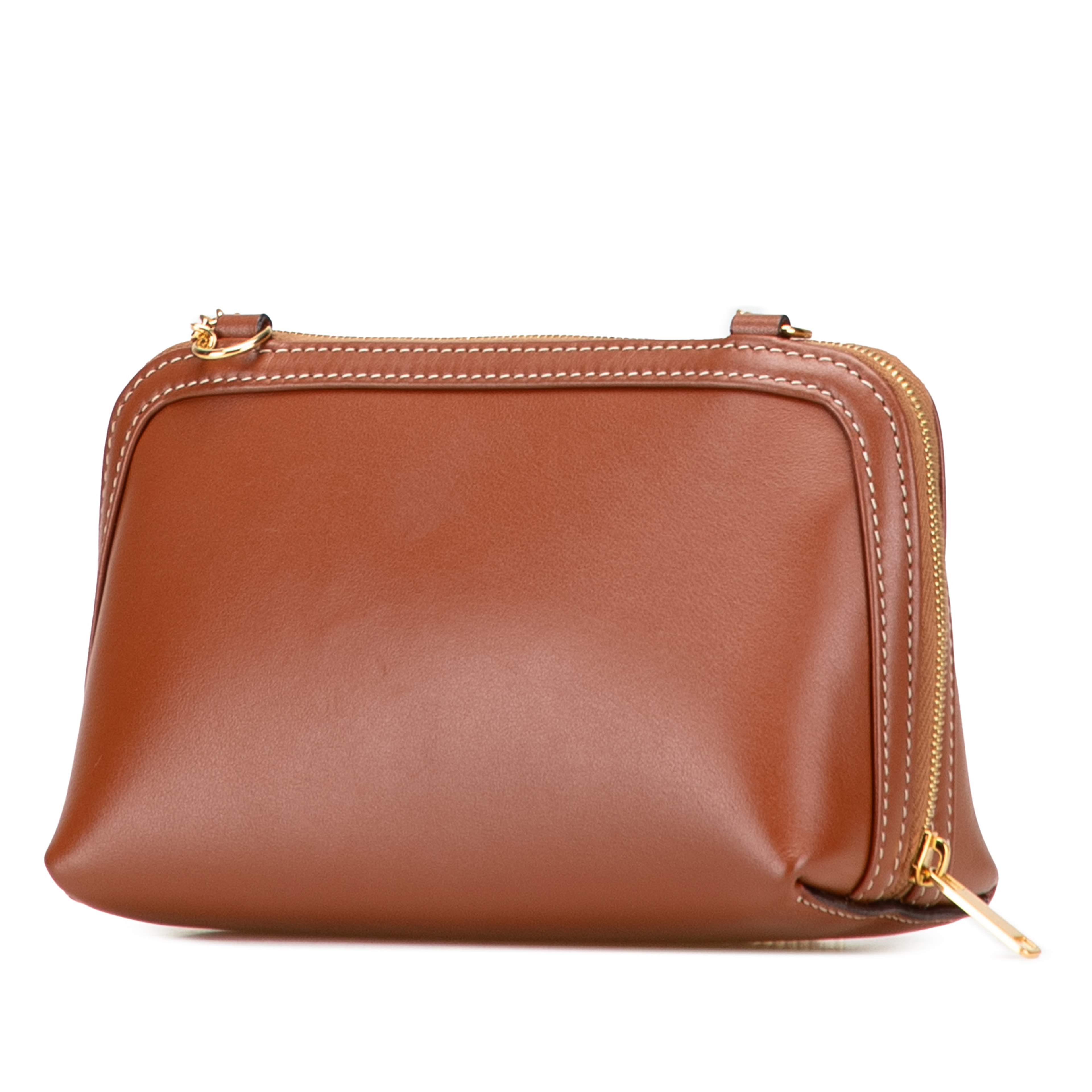 Celine Smooth Calfskin Cuir Triomphe Clutch On Chain, från Luxclusif, i färgen brown. Klicka för att öppna bilden i stort format