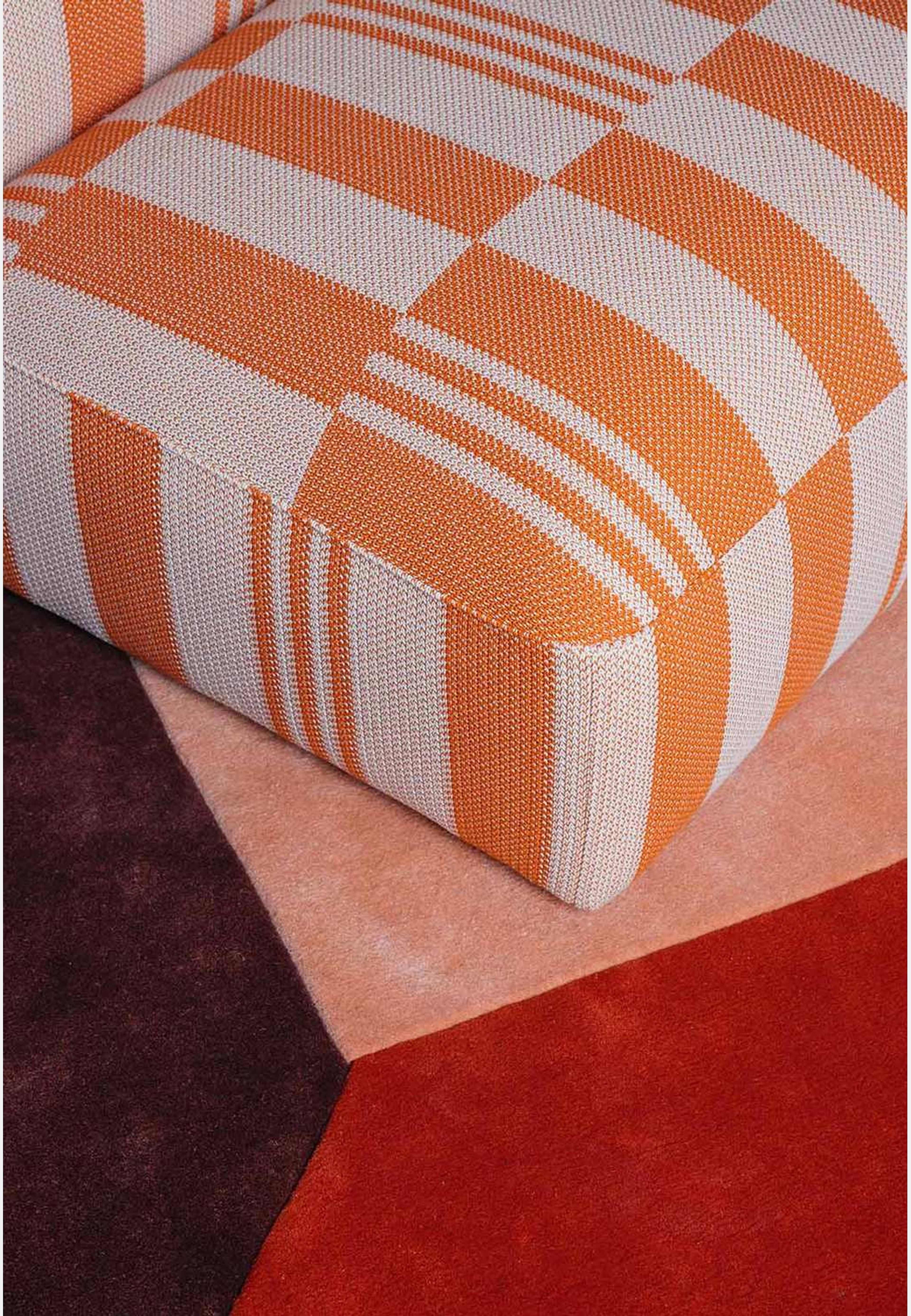 Teklan Box Ullmatta Corals, från Layered, i färgen corals. Klicka för att öppna bilden i stort format