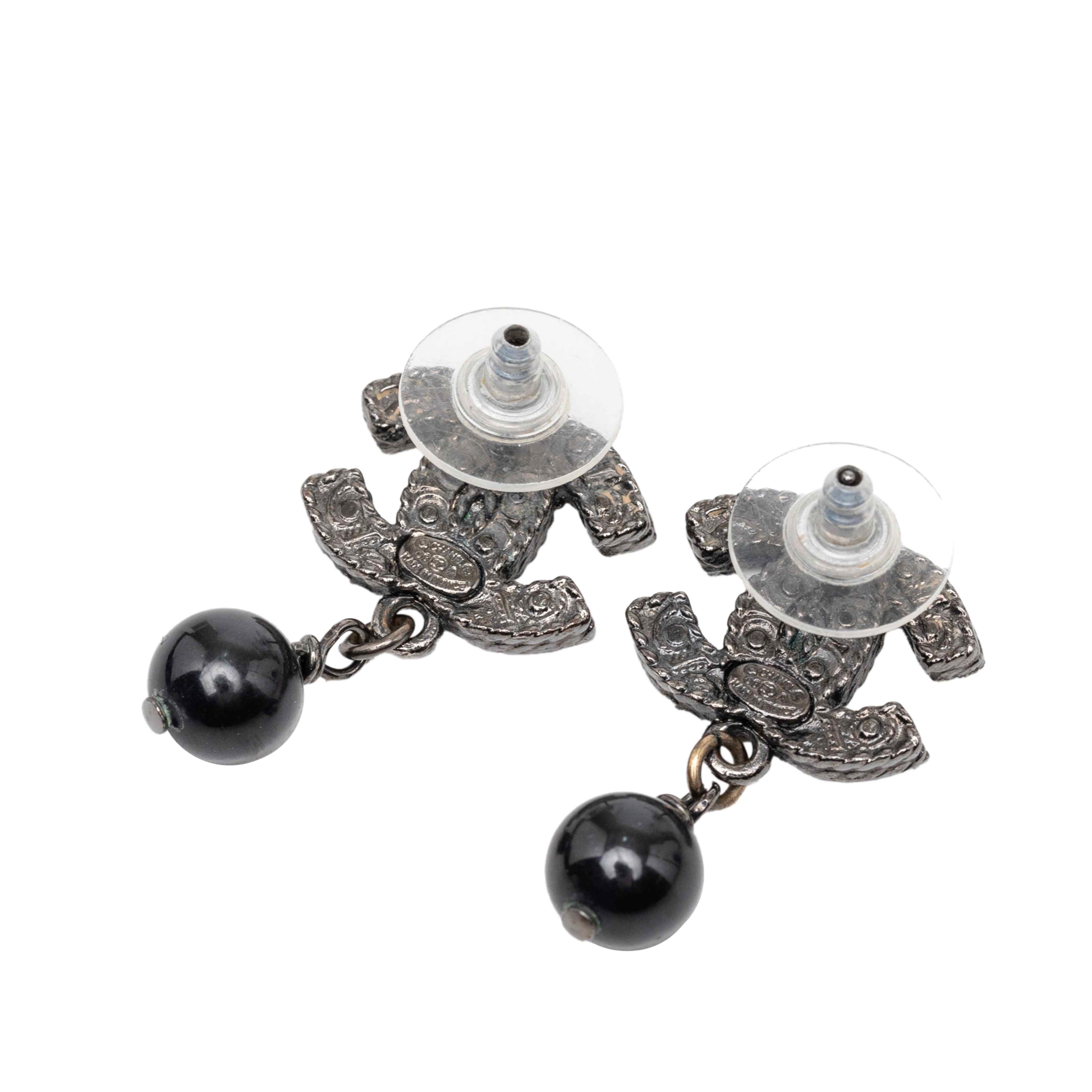 Chanel Cc Brass Beaded Drop Push Back Earrings, från Luxclusif, i färgen black. Klicka för att öppna bilden i stort format