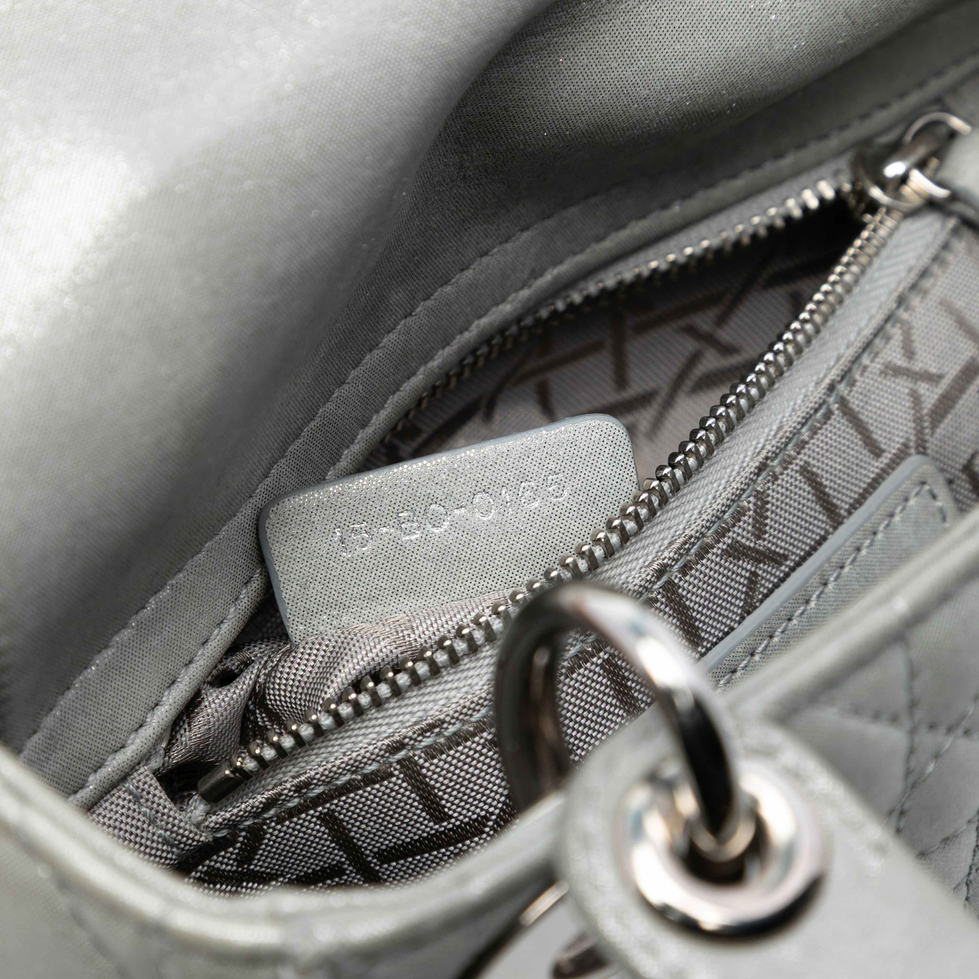 Dior Mini Iridescent Lambskin Cannage Lady Dior, från Luxclusif, i färgen silver. Klicka för att öppna bilden i stort format