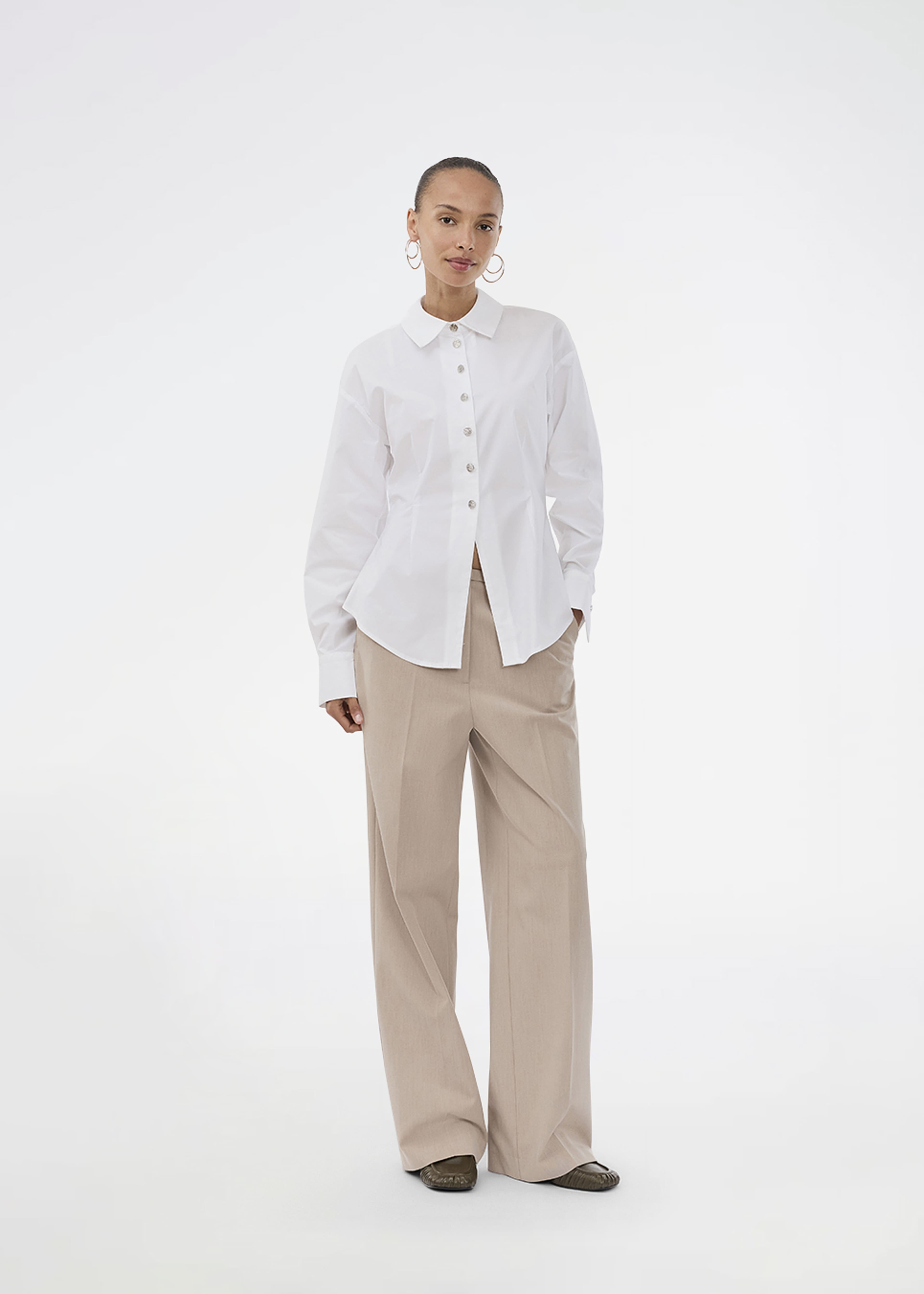 Ullismd Shirt, från Modström, i färgen white. Klicka för att öppna bilden i stort format