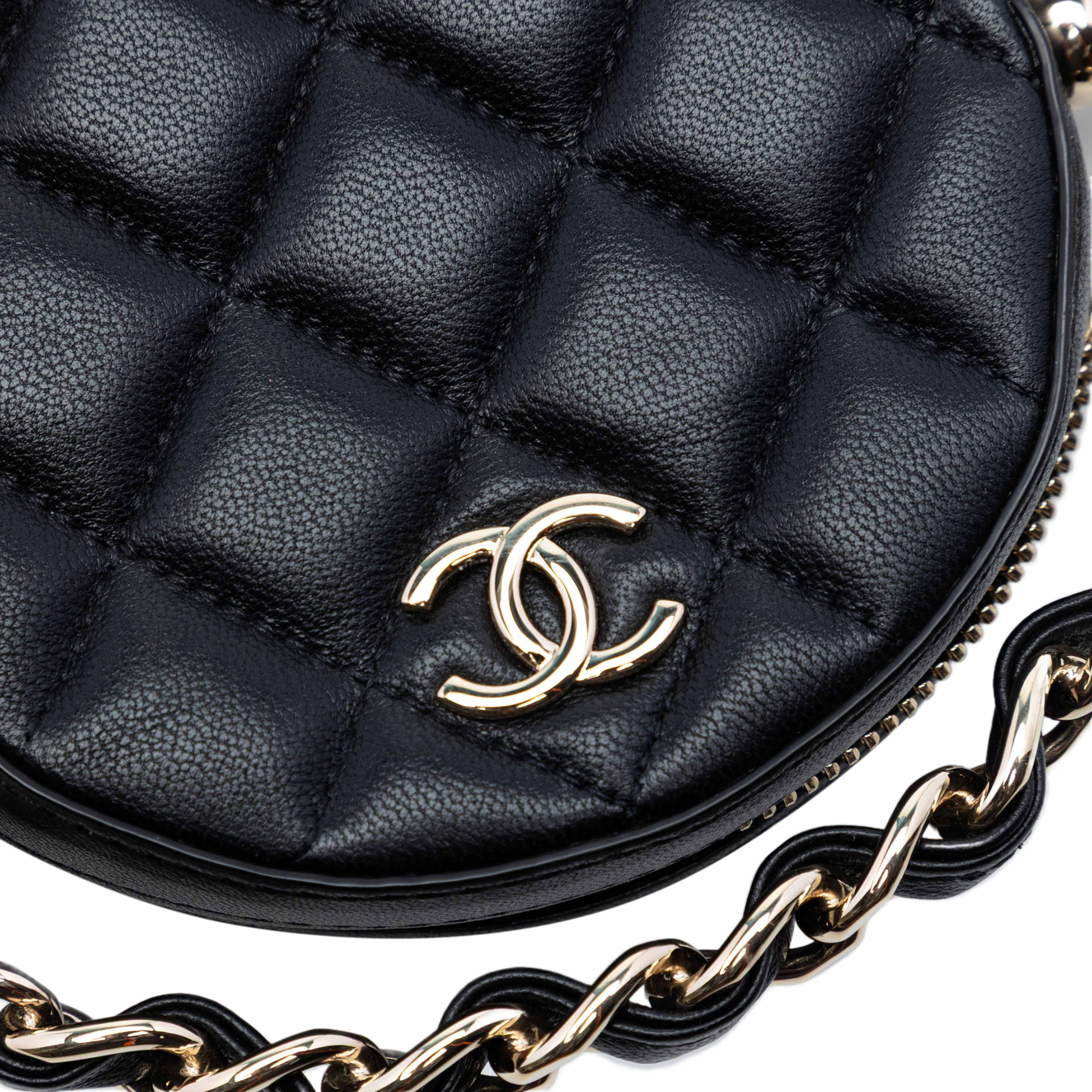 Chanel Cc Quilted Lambskin Round Chain Around Clutch With Chain, från Luxclusif, i färgen black. Klicka för att öppna bilden i stort format