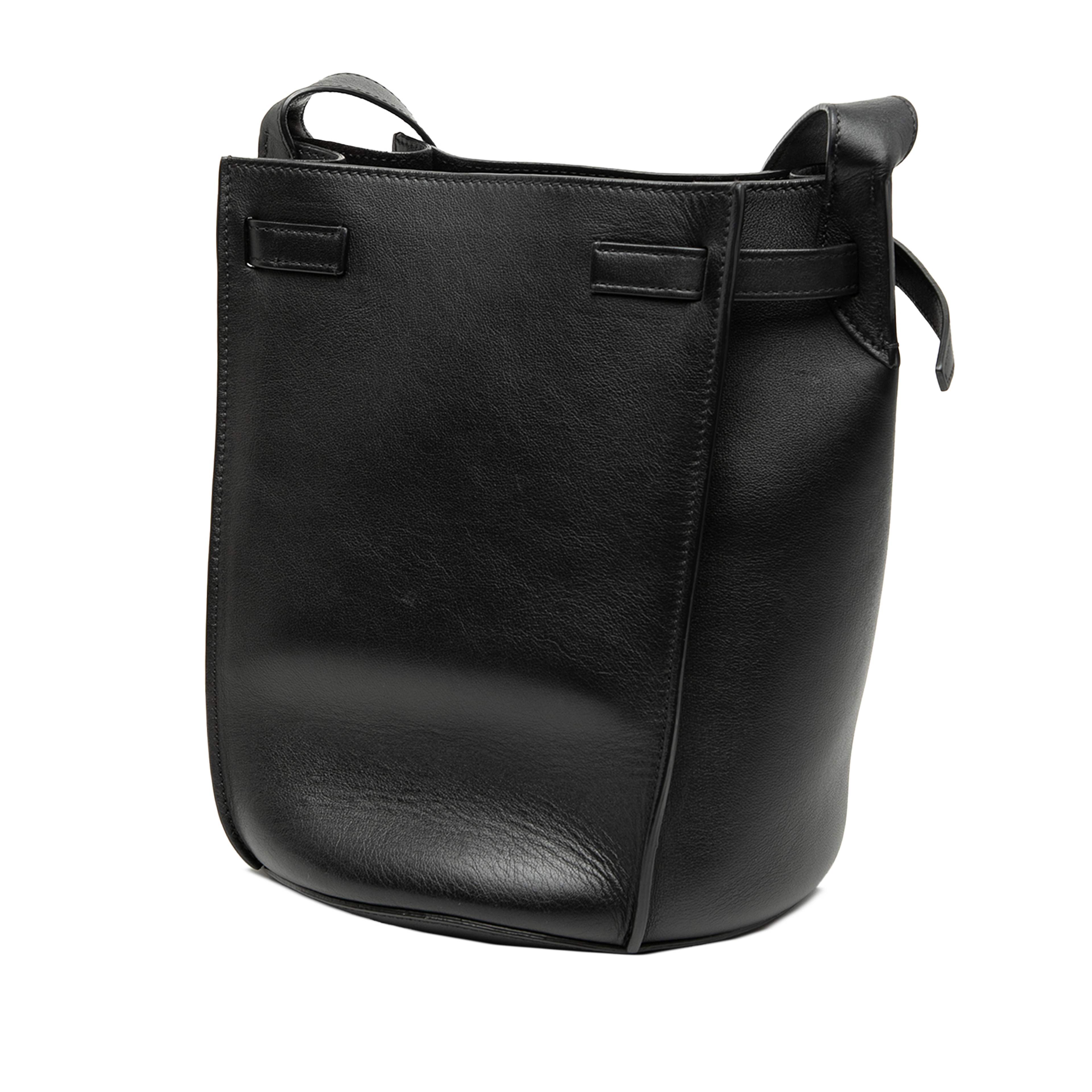 Celine Nano Leather Big Bag Bucket Crossbody, från Luxclusif, i färgen black. Klicka för att öppna bilden i stort format