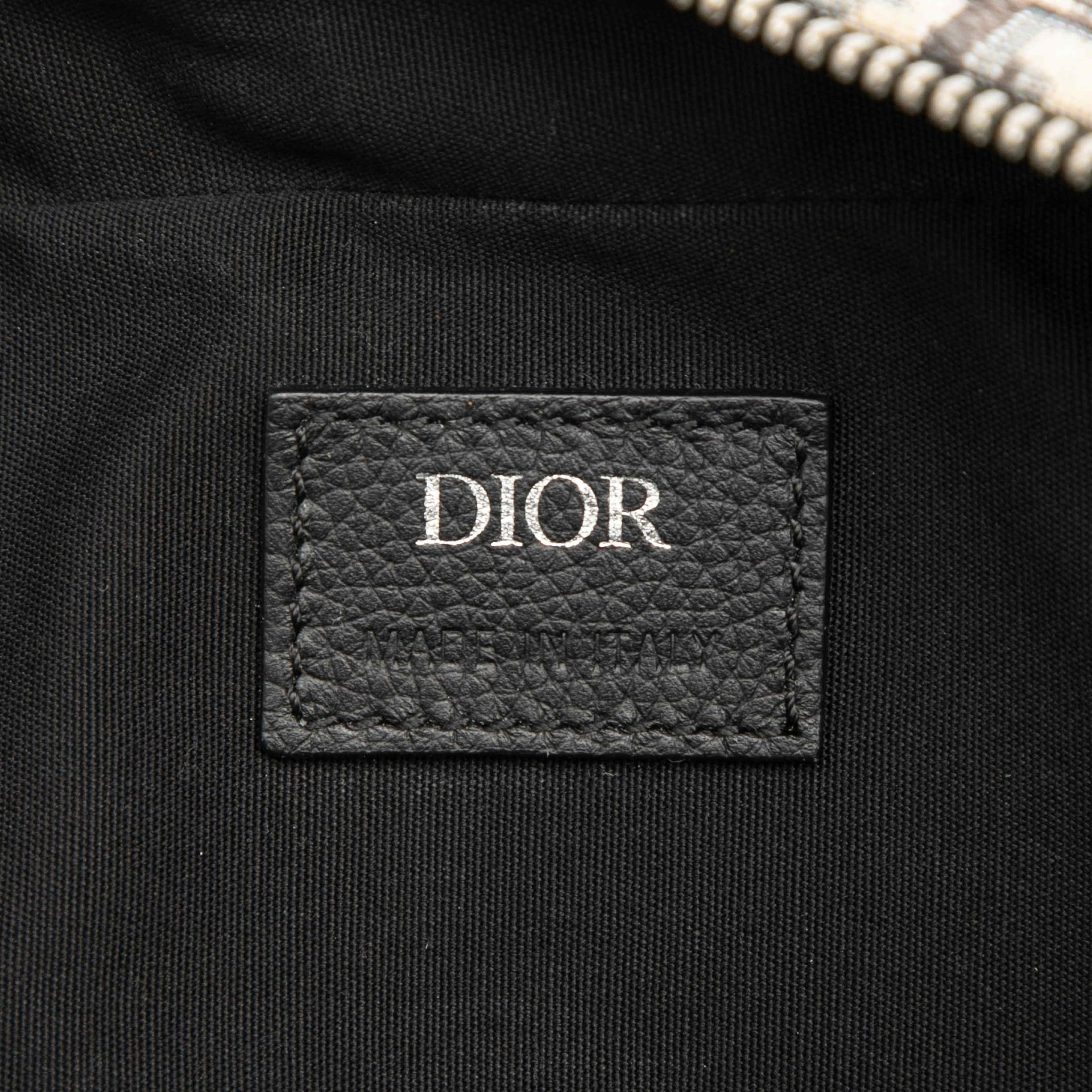 Dior Oblique Canvas Safari Crossbody, från Luxclusif, i färgen navy. Klicka för att öppna bilden i stort format