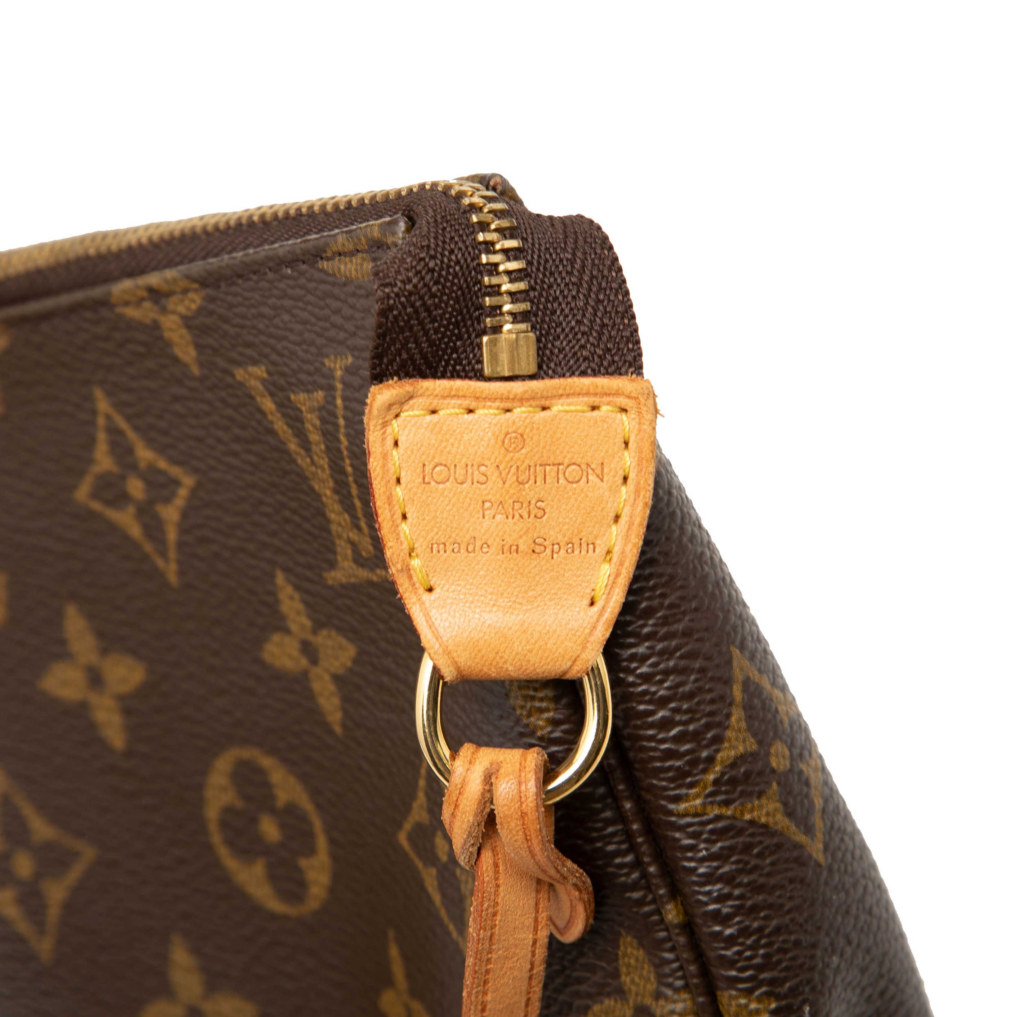 Louis Vuitton Monogram Pochette Accessoires, från Luxclusif, i färgen brun. Klicka för att öppna bilden i stort format