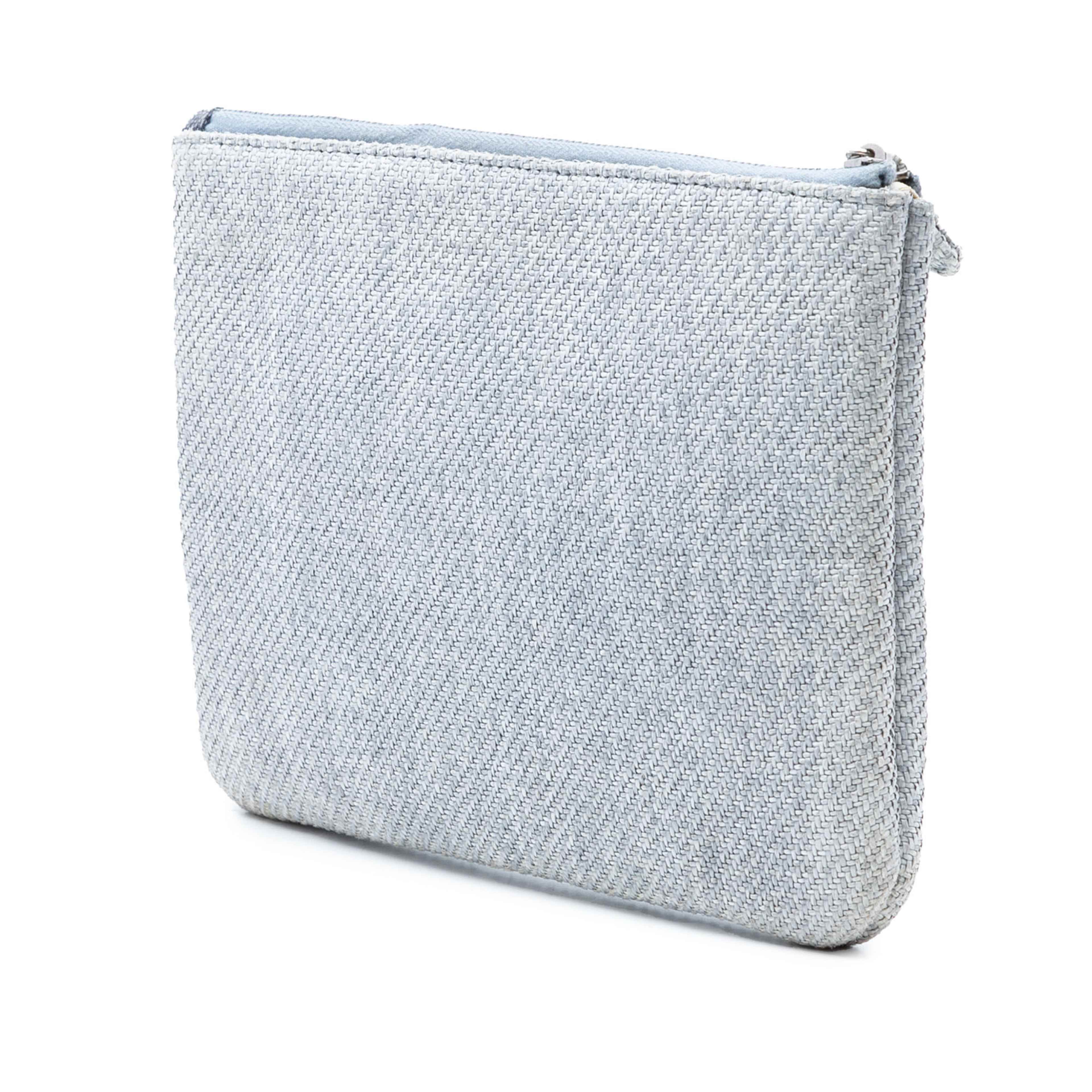 Chanel Small Denim Deauville O Case Clutch, från Luxclusif, i färgen blå. Klicka för att öppna bilden i stort format