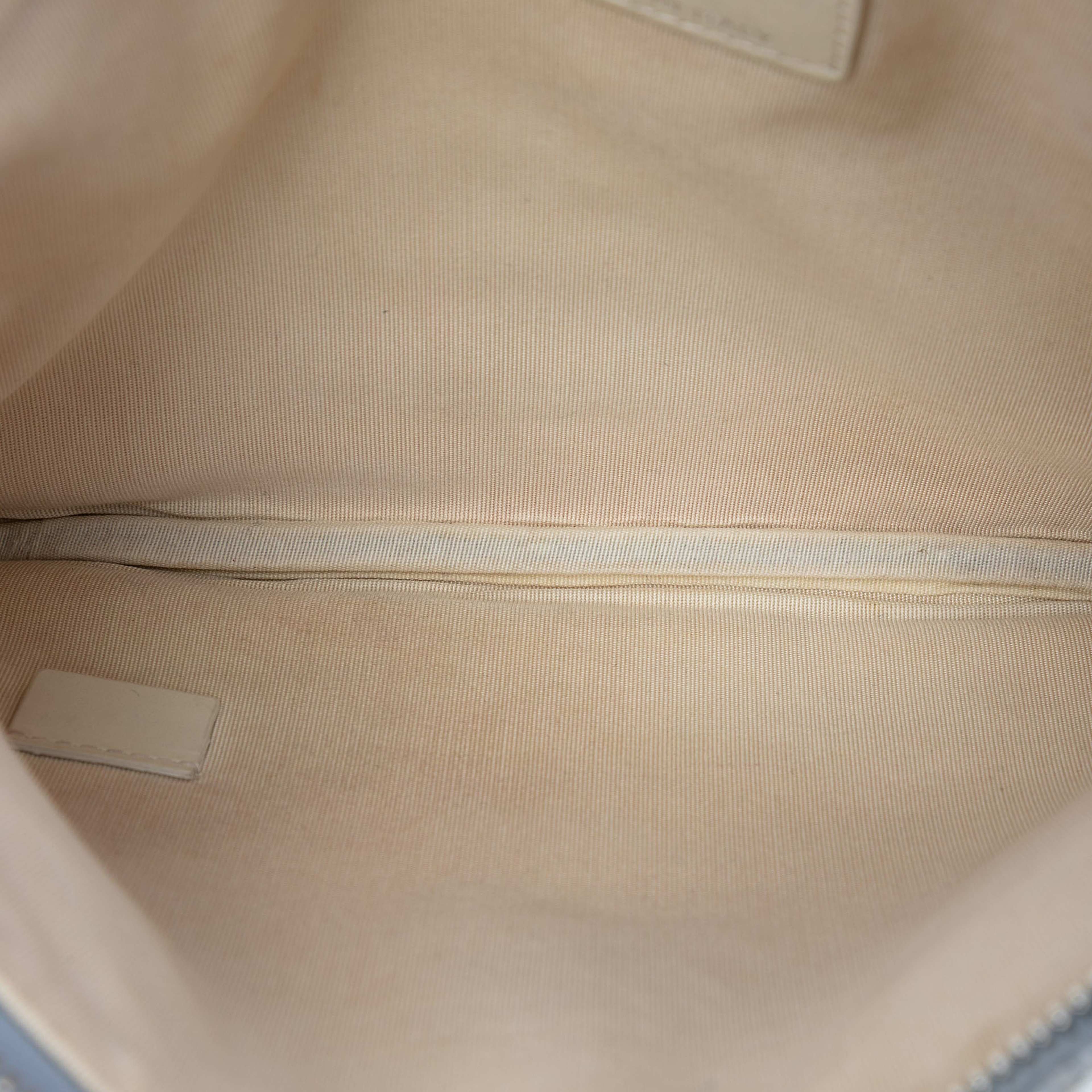 Chanel Small Denim Deauville O Case Clutch, från Luxclusif, i färgen light blue. Klicka för att öppna bilden i stort format