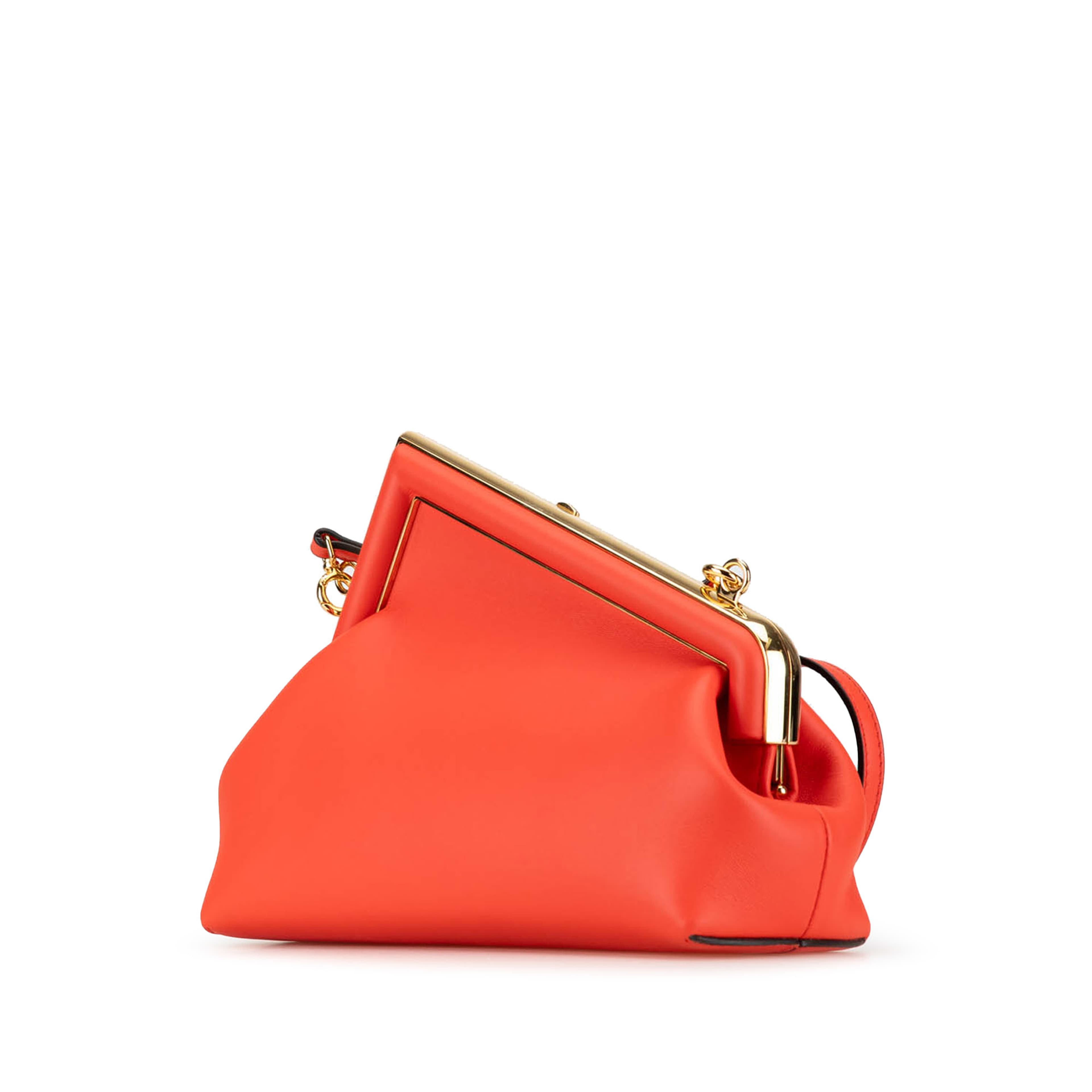 Fendi Small Nappa Fendi First, från Luxclusif, i färgen red. Klicka för att öppna bilden i stort format