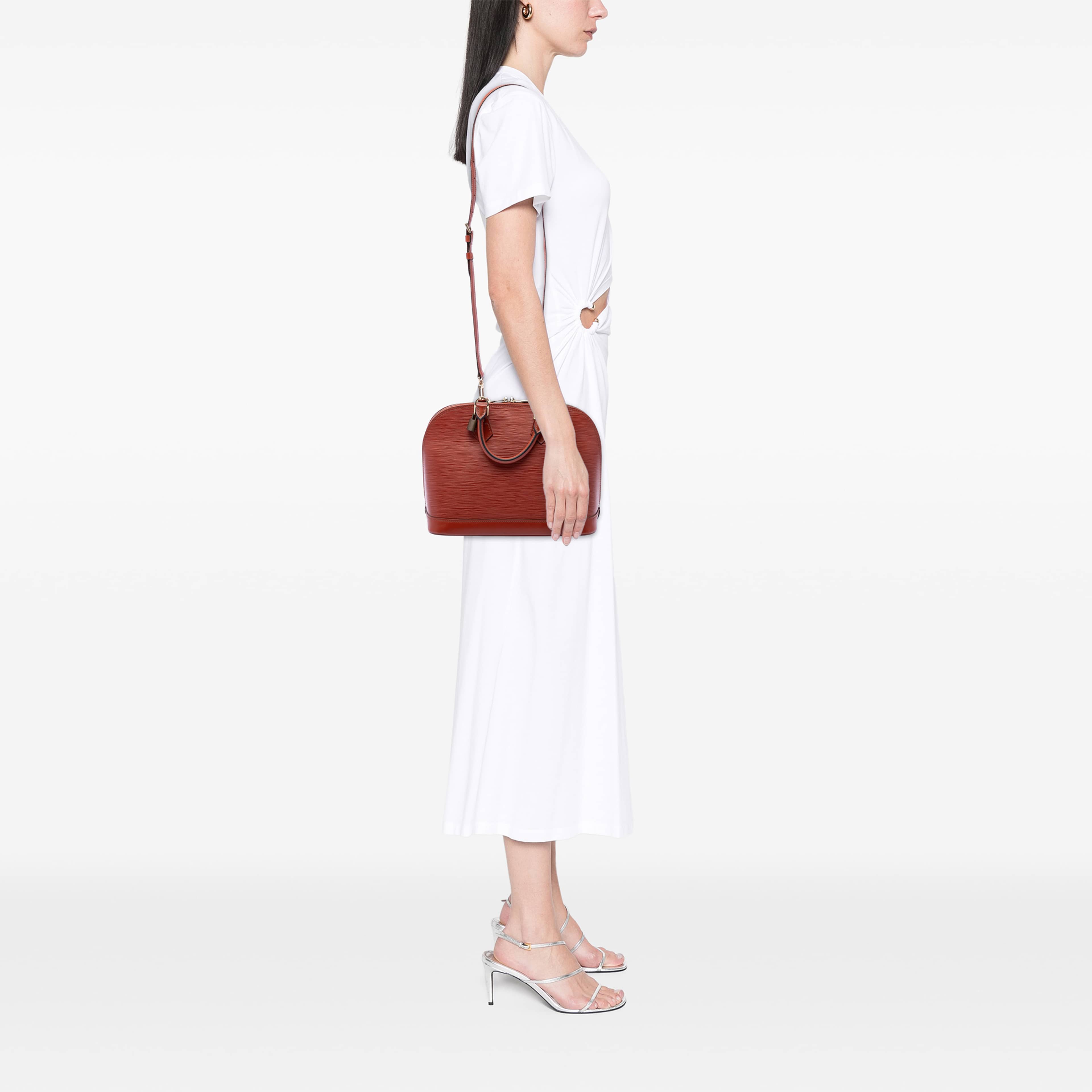 Louis Vuitton Epi Alma Pm, från Luxclusif, i färgen brun. Klicka för att öppna bilden i stort format