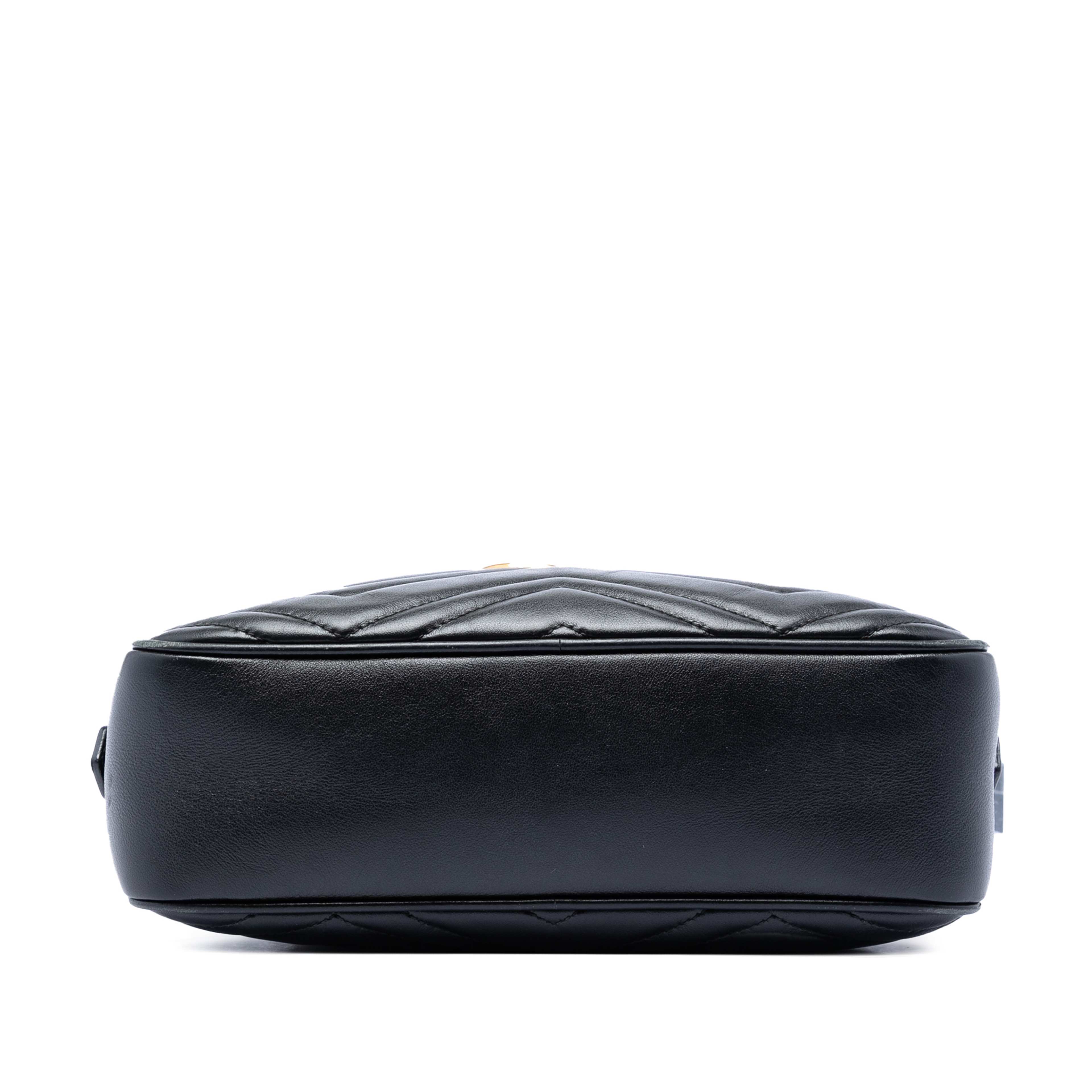 Gucci Small Gg Marmont Matelasse Calfskin Crossbody, från Luxclusif, i färgen svart. Klicka för att öppna bilden i stort format