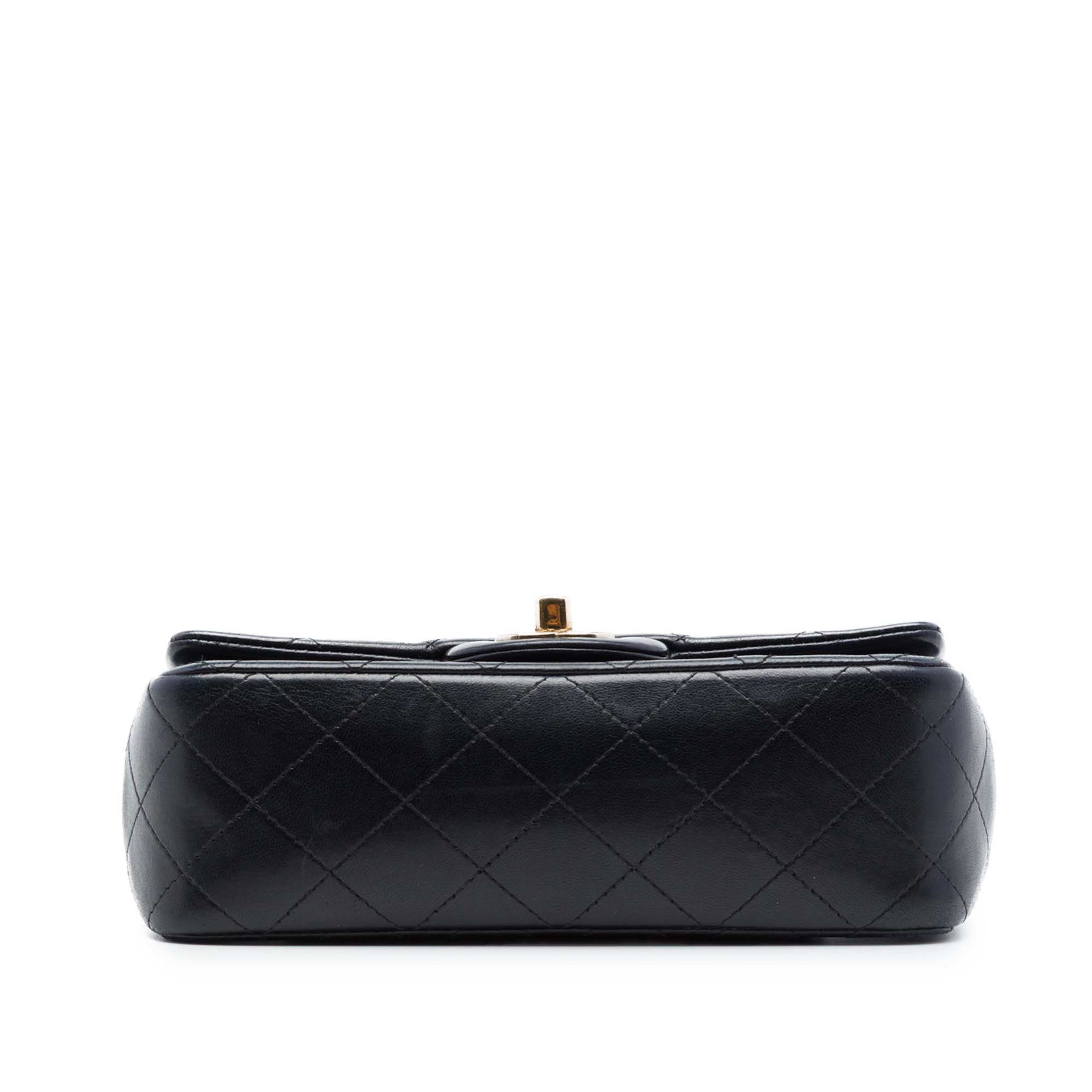 Chanel Mini Rectangular Classic Lambskin Valentines Heart Charms Single Flap, från Luxclusif, i färgen svart. Klicka för att öppna bilden i stort format