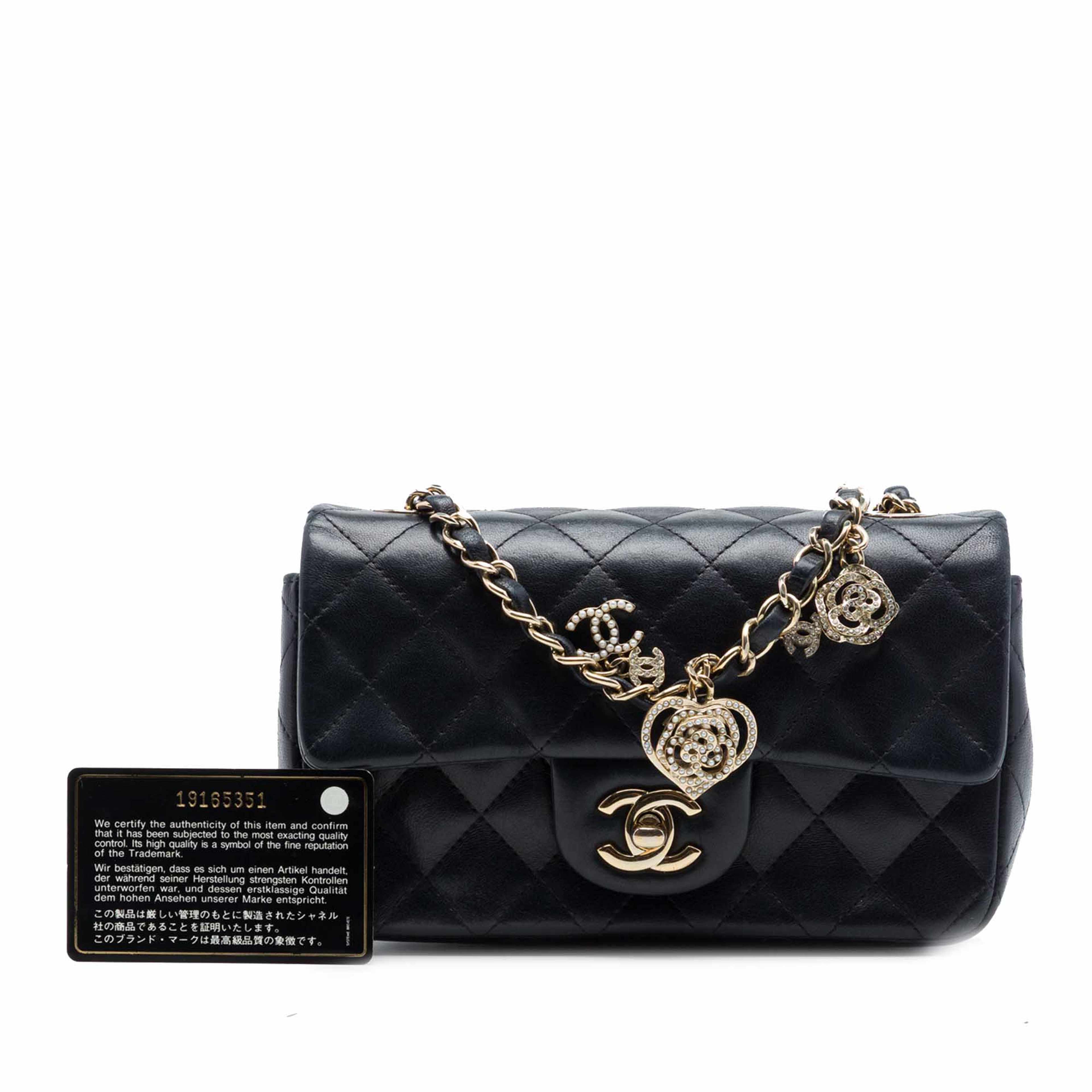 Chanel Mini Rectangular Classic Lambskin Valentines Heart Charms Single Flap, från Luxclusif, i färgen svart. Klicka för att öppna bilden i stort format