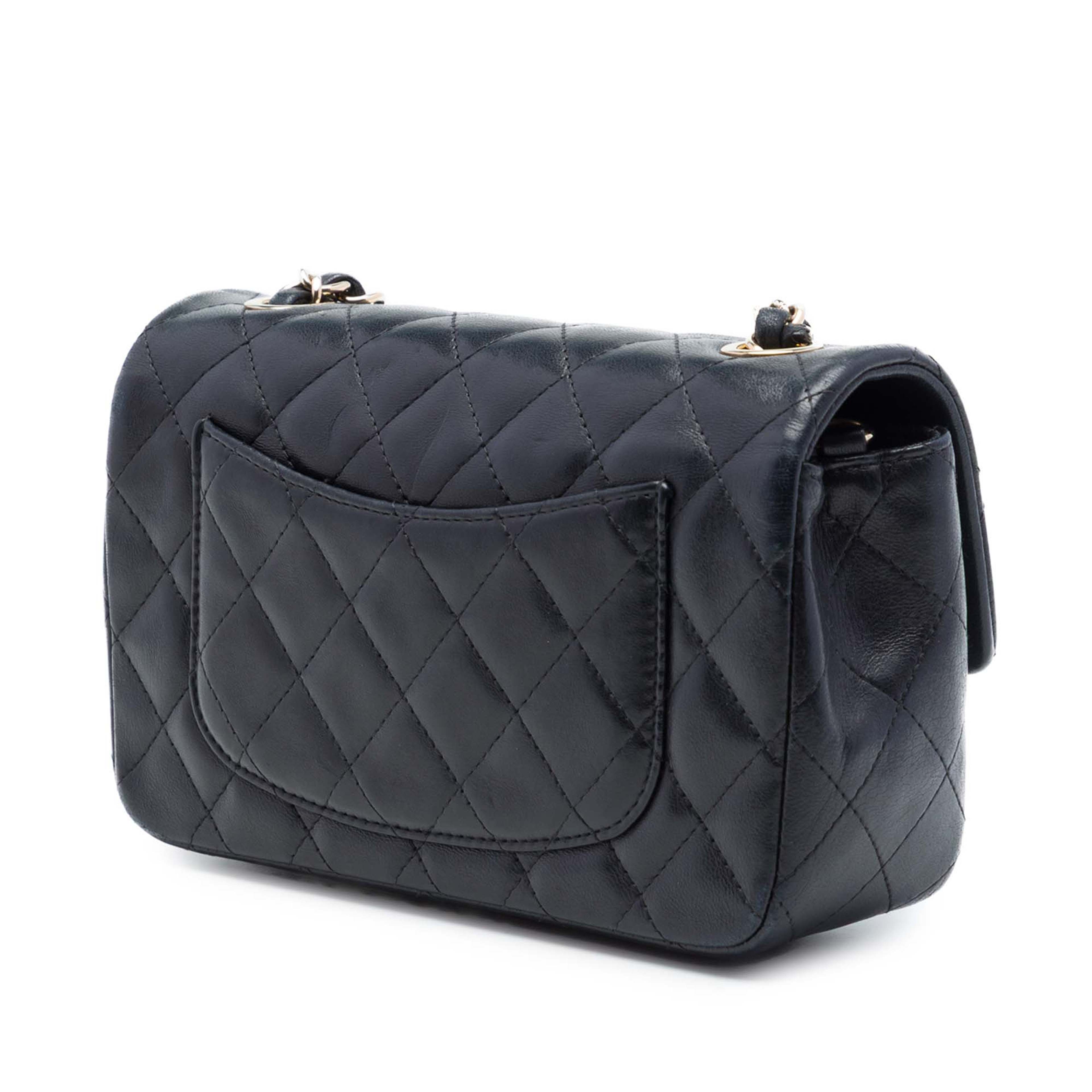 Chanel Mini Rectangular Classic Lambskin Valentines Heart Charms Single Flap, från Luxclusif, i färgen svart. Klicka för att öppna bilden i stort format