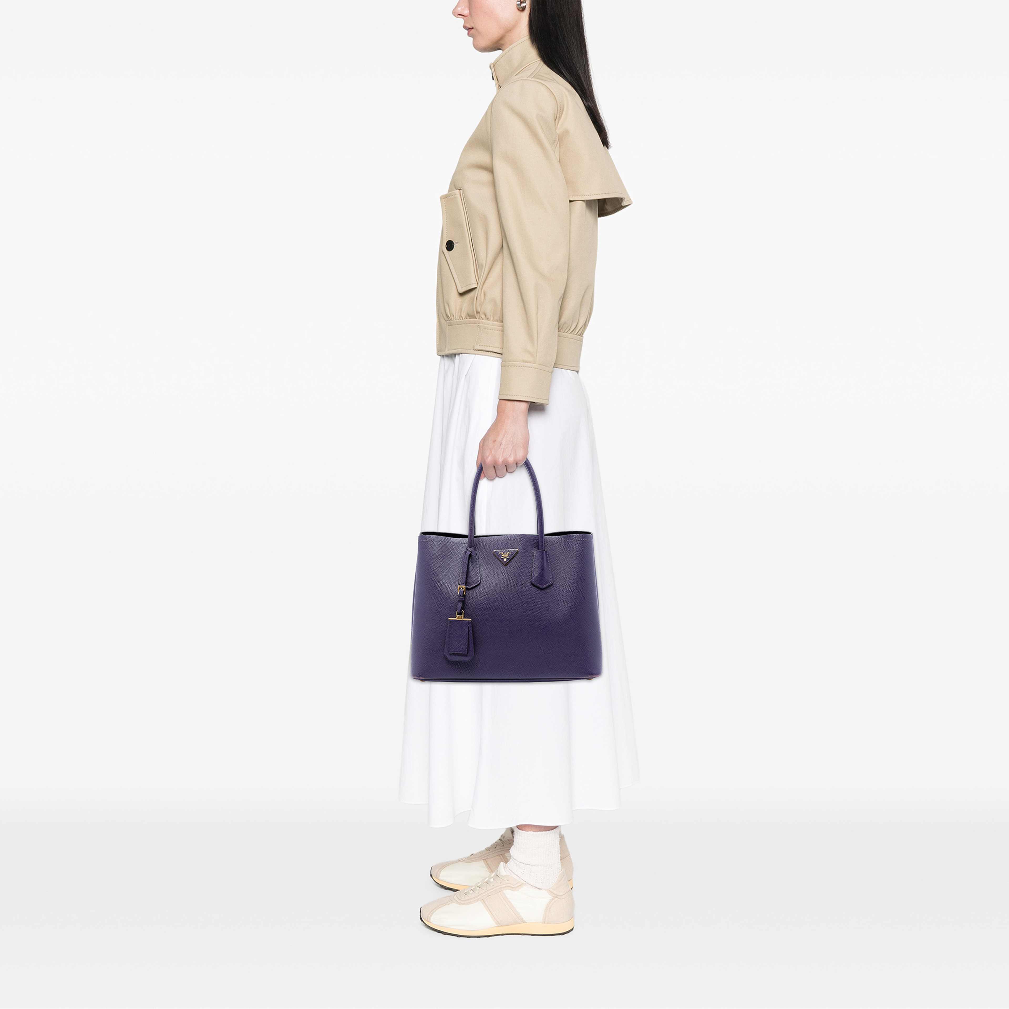 Prada Medium Saffiano Cuir Double Satchel, från Luxclusif, i färgen purpur. Klicka för att öppna bilden i stort format