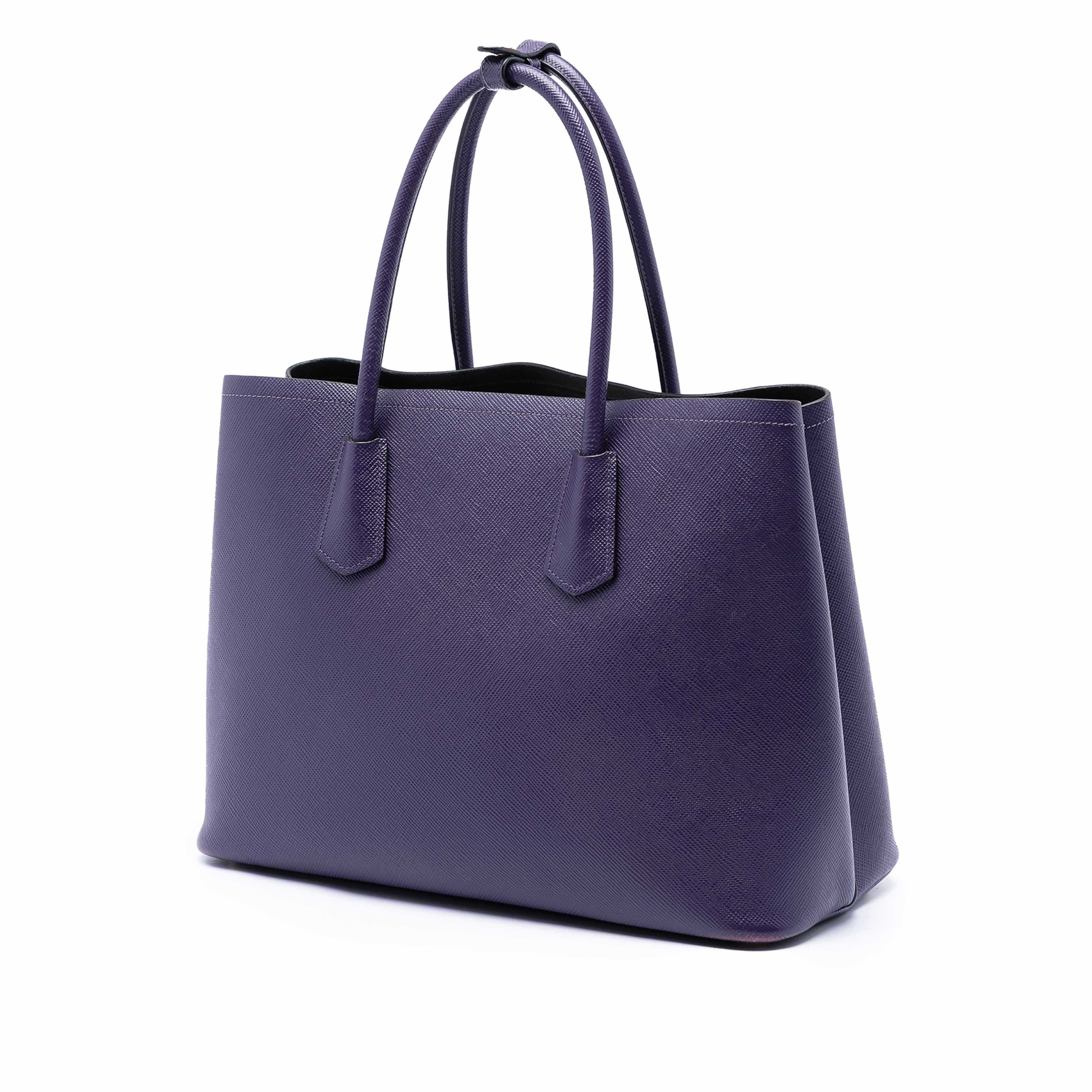 Prada Medium Saffiano Cuir Double Satchel, från Luxclusif, i färgen violet. Klicka för att öppna bilden i stort format